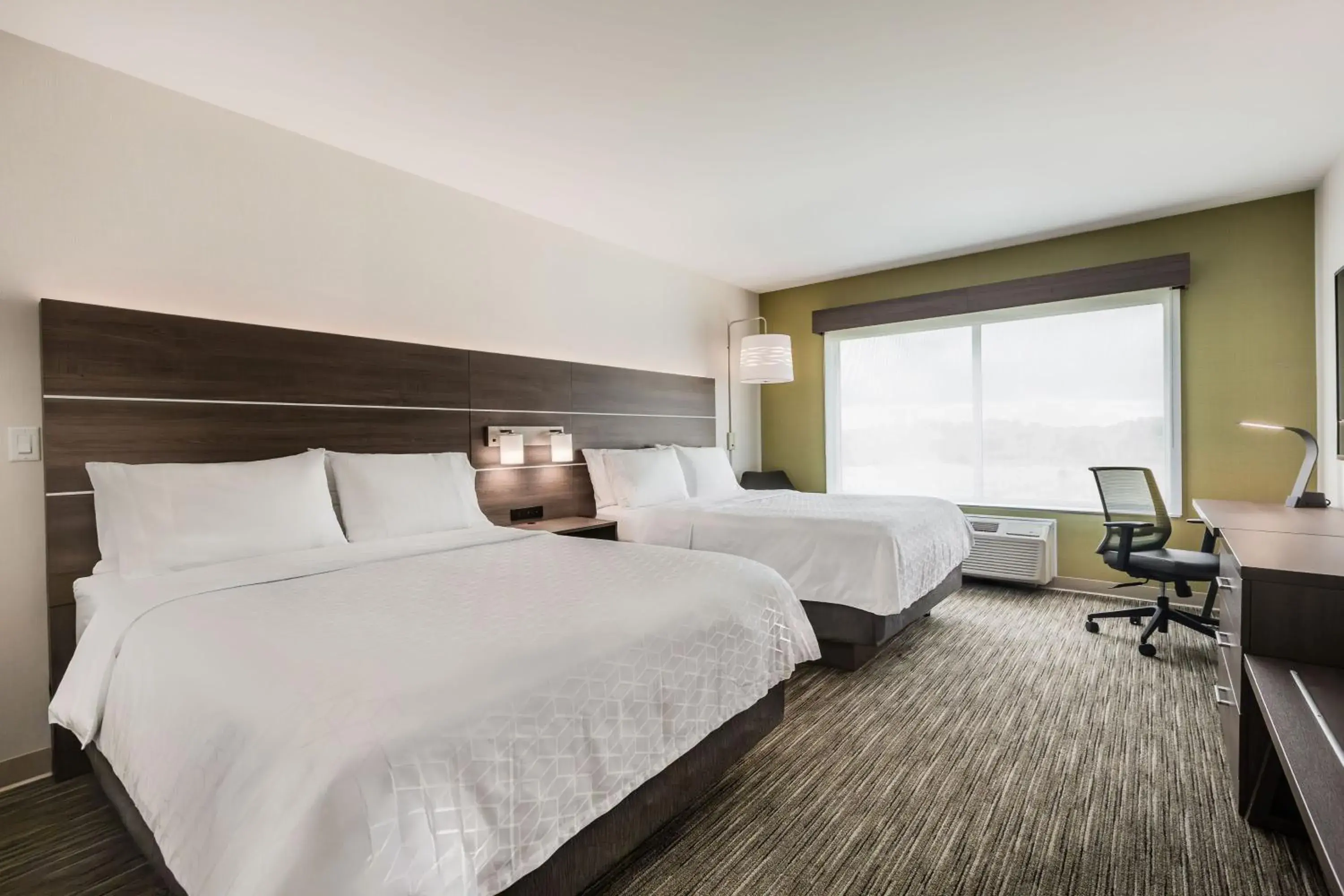 Standard Queen Room with Two Queen Beds and Mobility Accessible Tub in Holiday Inn Express & Suites - Welland Standard Queen Room with Two Queen Beds and Mobility Accessible Tub in Holiday Inn Express & Suites - Welland