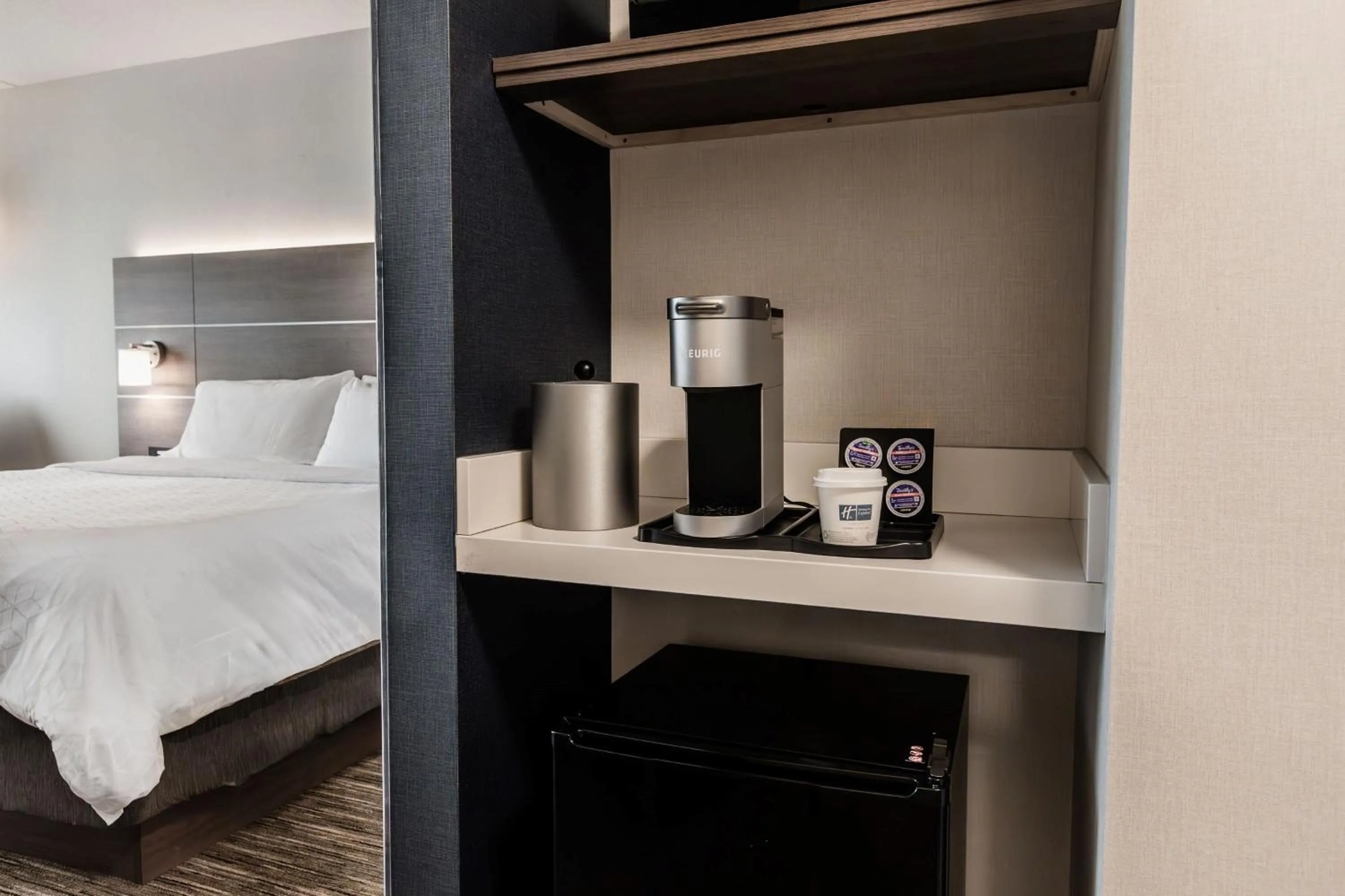 Photo of the whole room, Bed in Holiday Inn Express & Suites - Welland