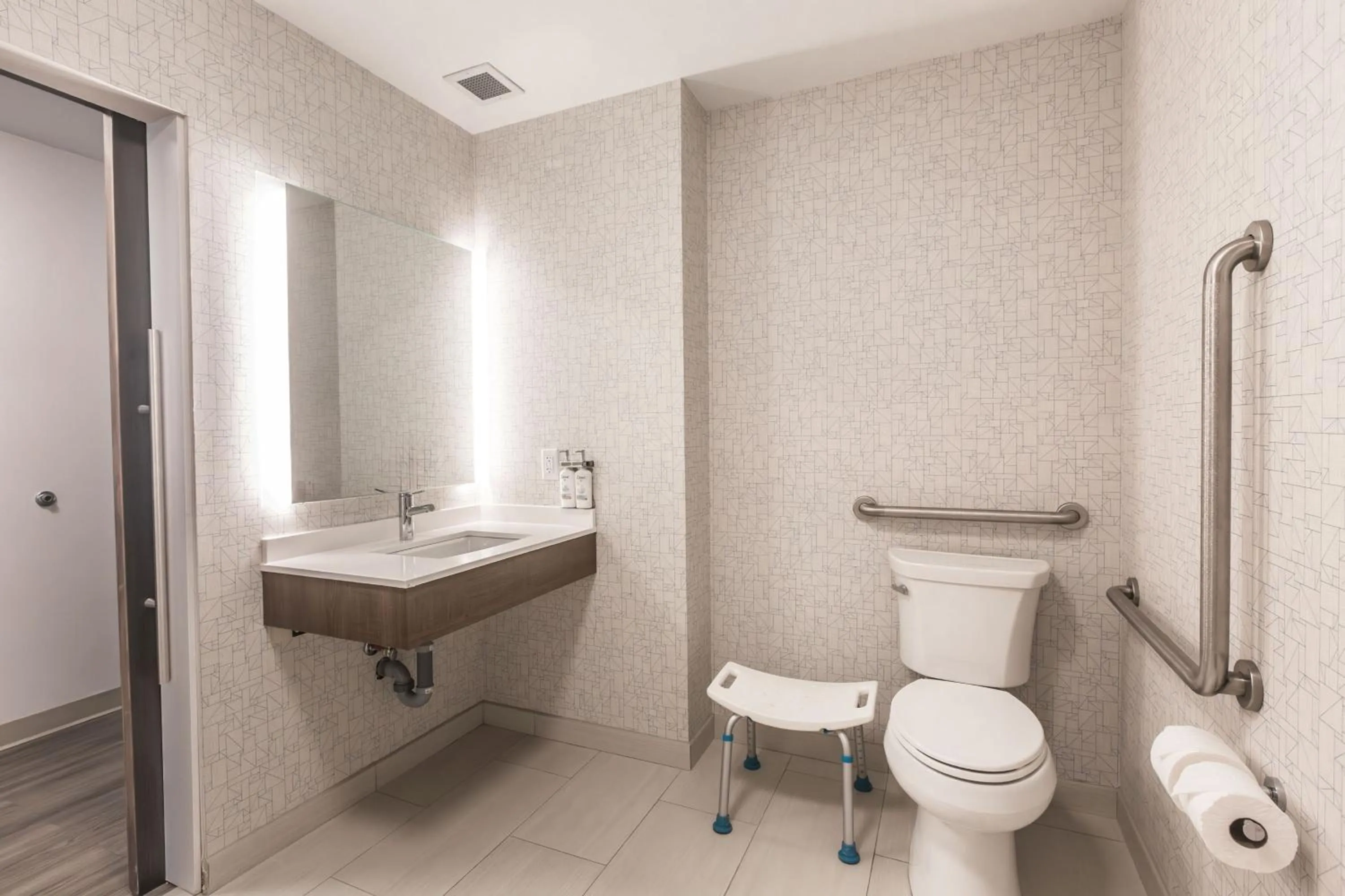 Bathroom in Holiday Inn Express & Suites - Welland