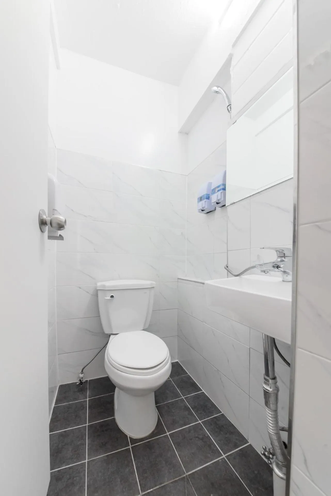 Shower in Itaewon Yellow Guesthouse