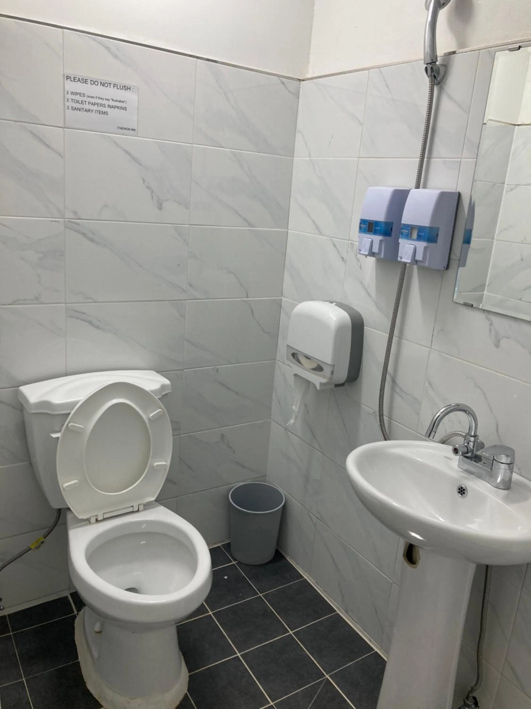 Shower in Itaewon Yellow Guesthouse