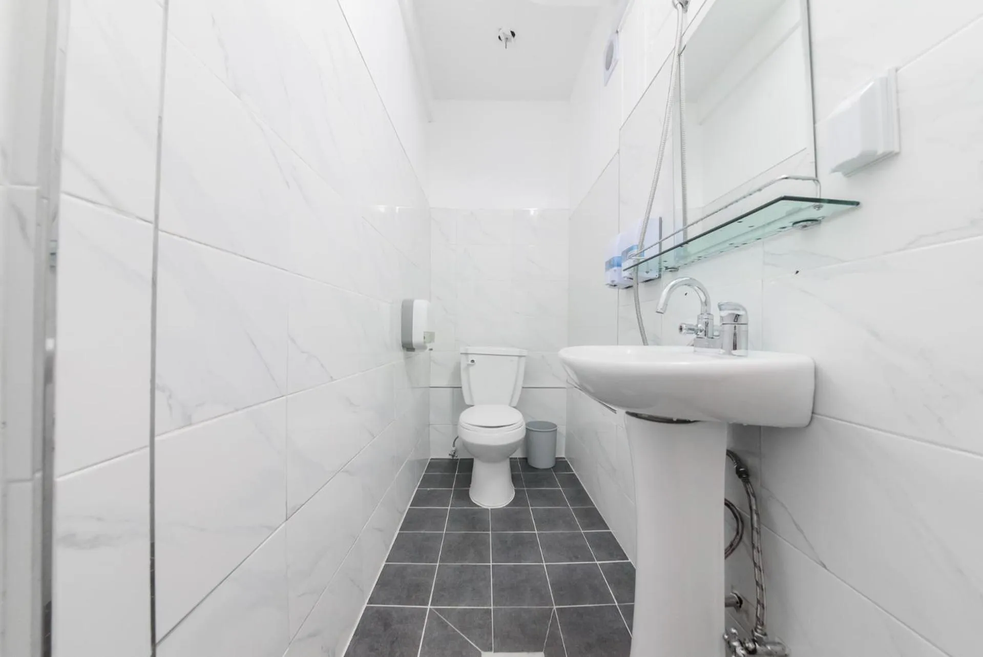 Shower in Itaewon Yellow Guesthouse