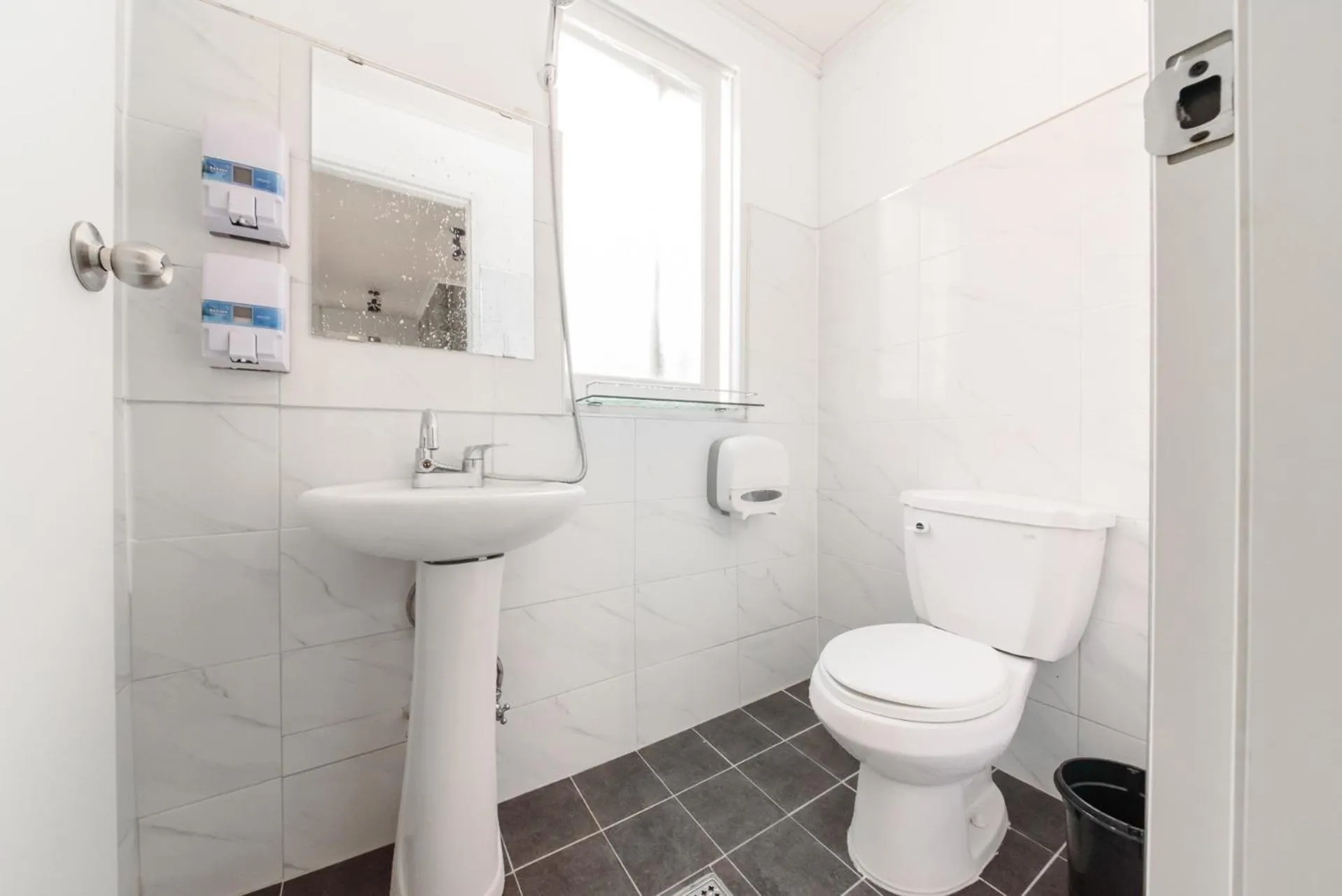 Shower in Itaewon Yellow Guesthouse