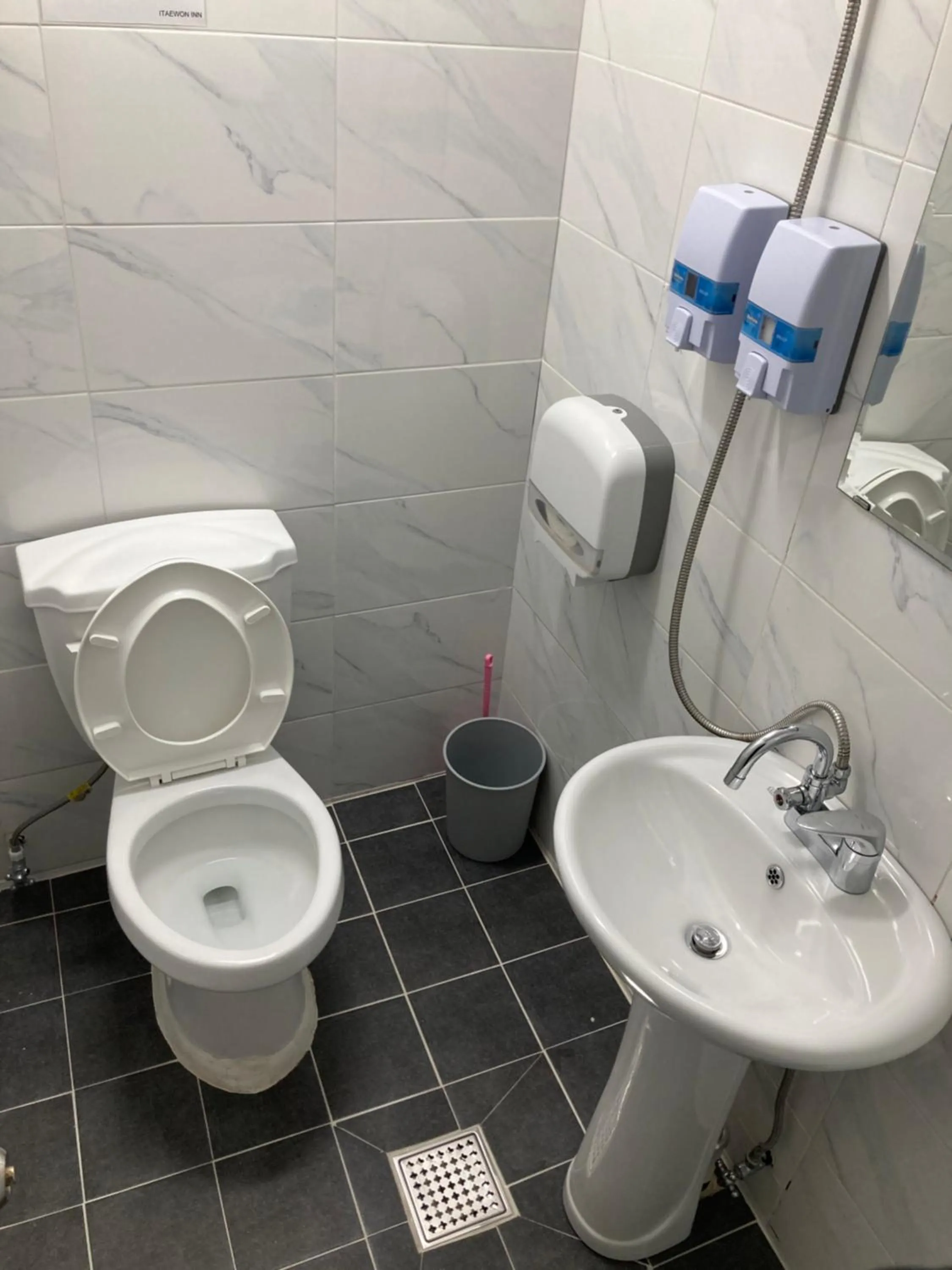 Shower in Itaewon Yellow Guesthouse