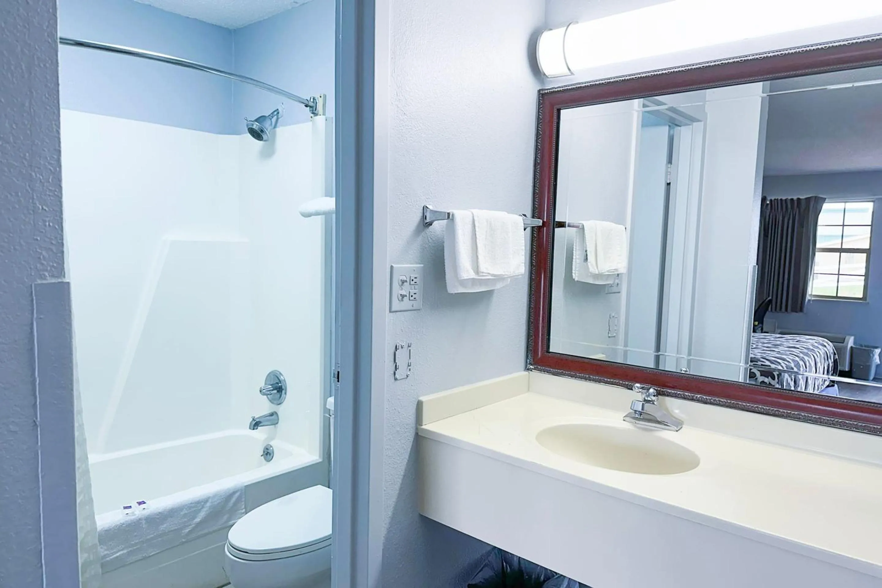 Bathroom in Happy Stay Inn Madisonville I-69 By OYO