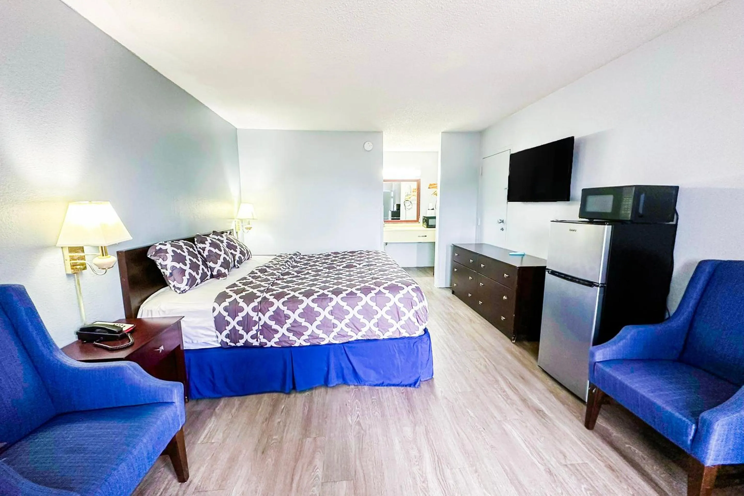 Bedroom, Bed in Happy Stay Inn Madisonville I-69 By OYO