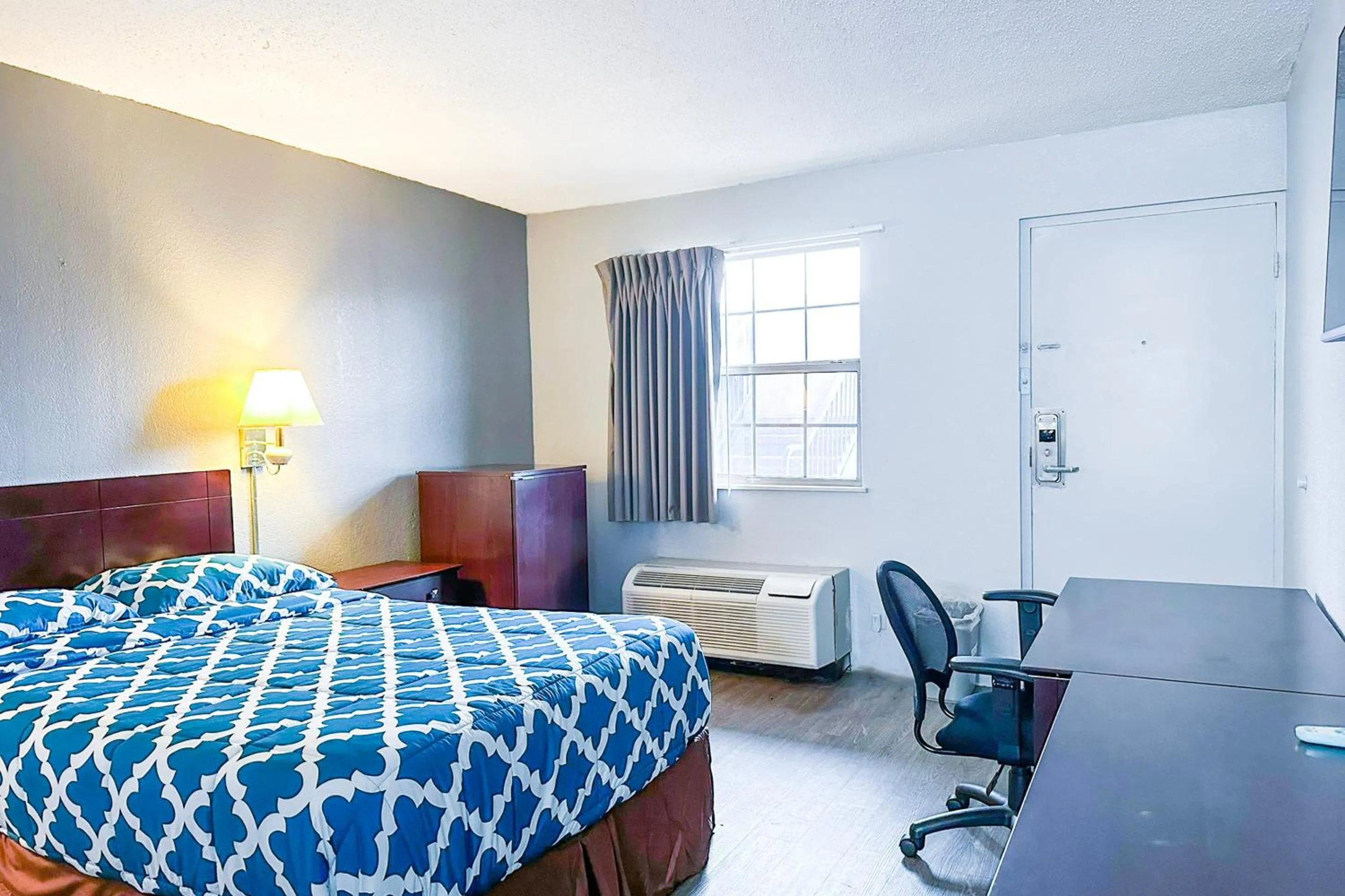 Bedroom, Bed in Happy Stay Inn Madisonville I-69 By OYO