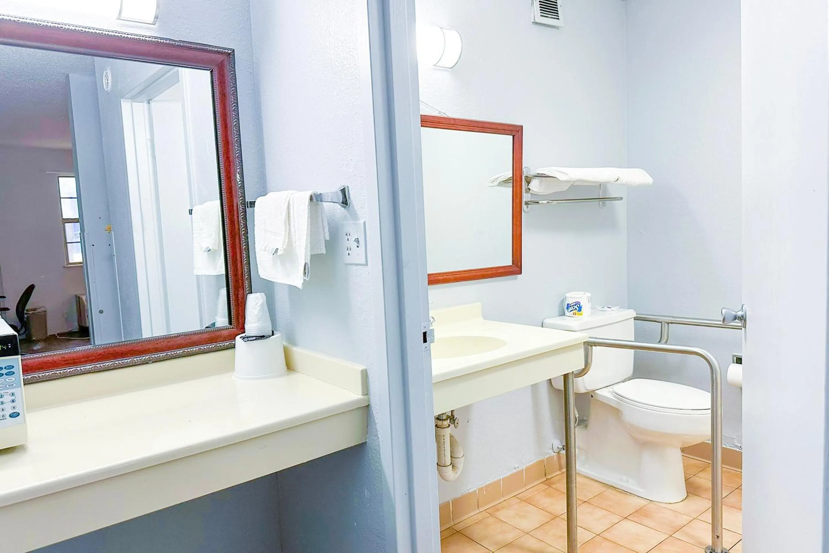 Bathroom in Happy Stay Inn Madisonville I-69 By OYO