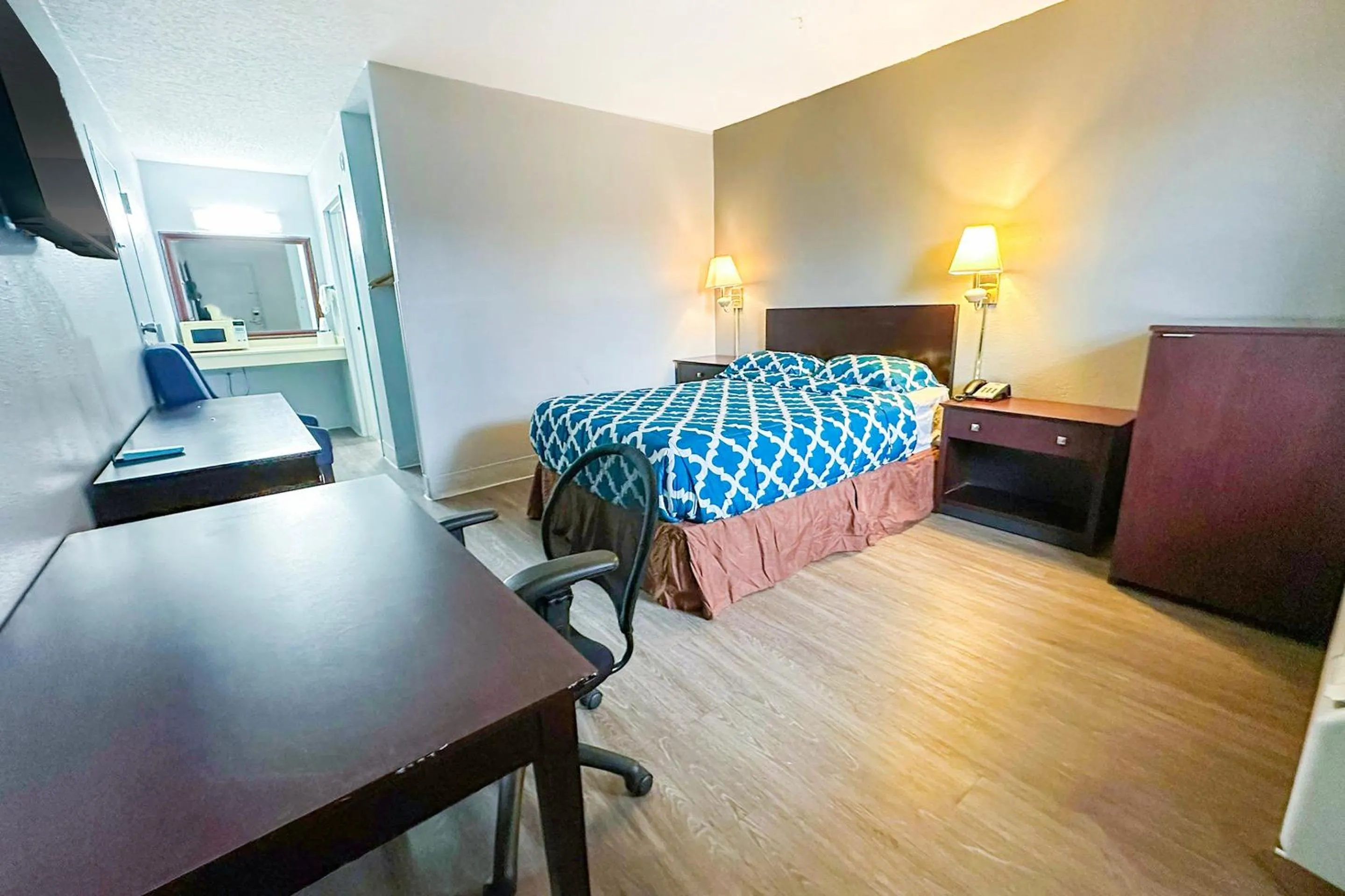 Bedroom, Bed in Happy Stay Inn Madisonville I-69 By OYO