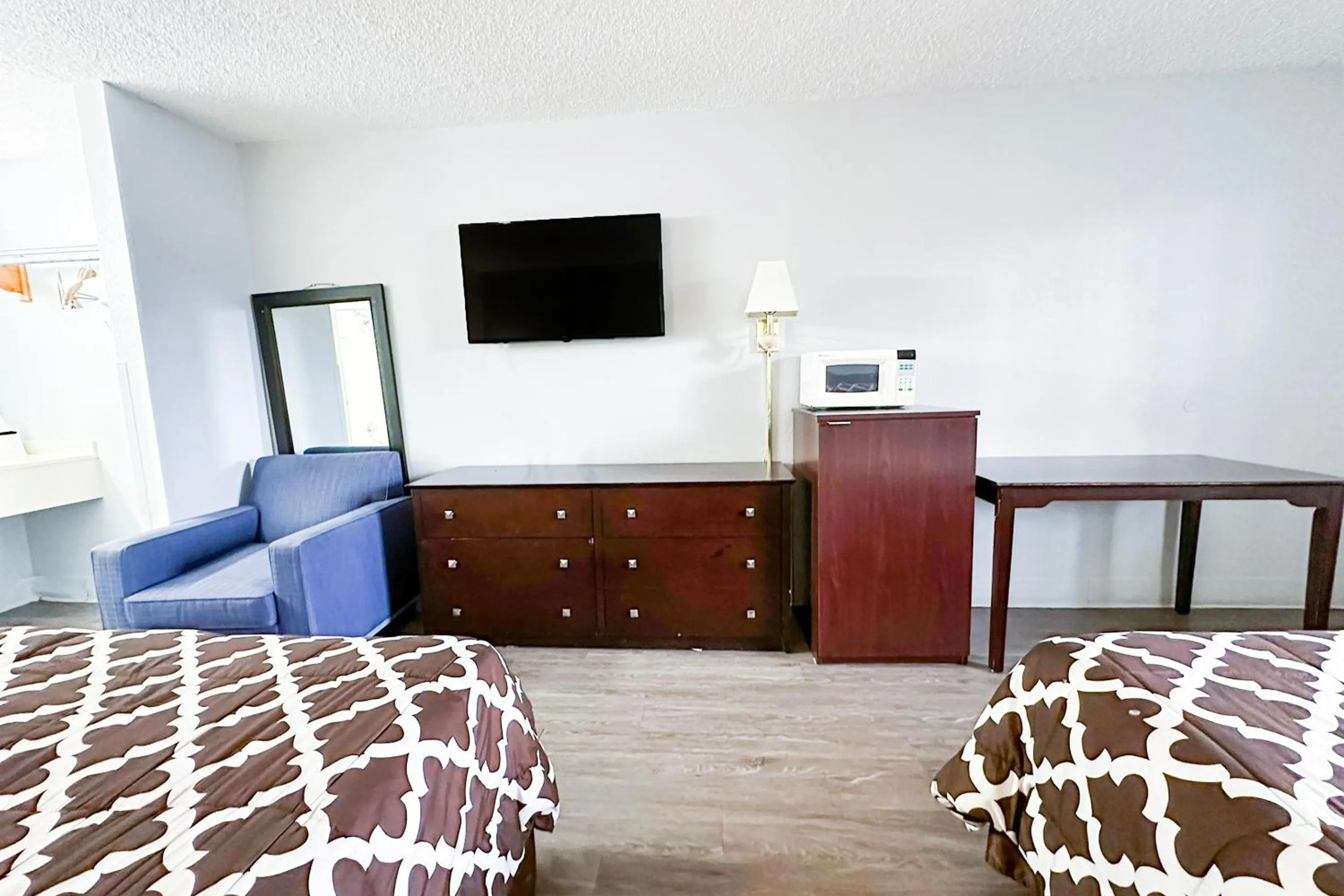 Bedroom, Bed in Happy Stay Inn Madisonville I-69 By OYO