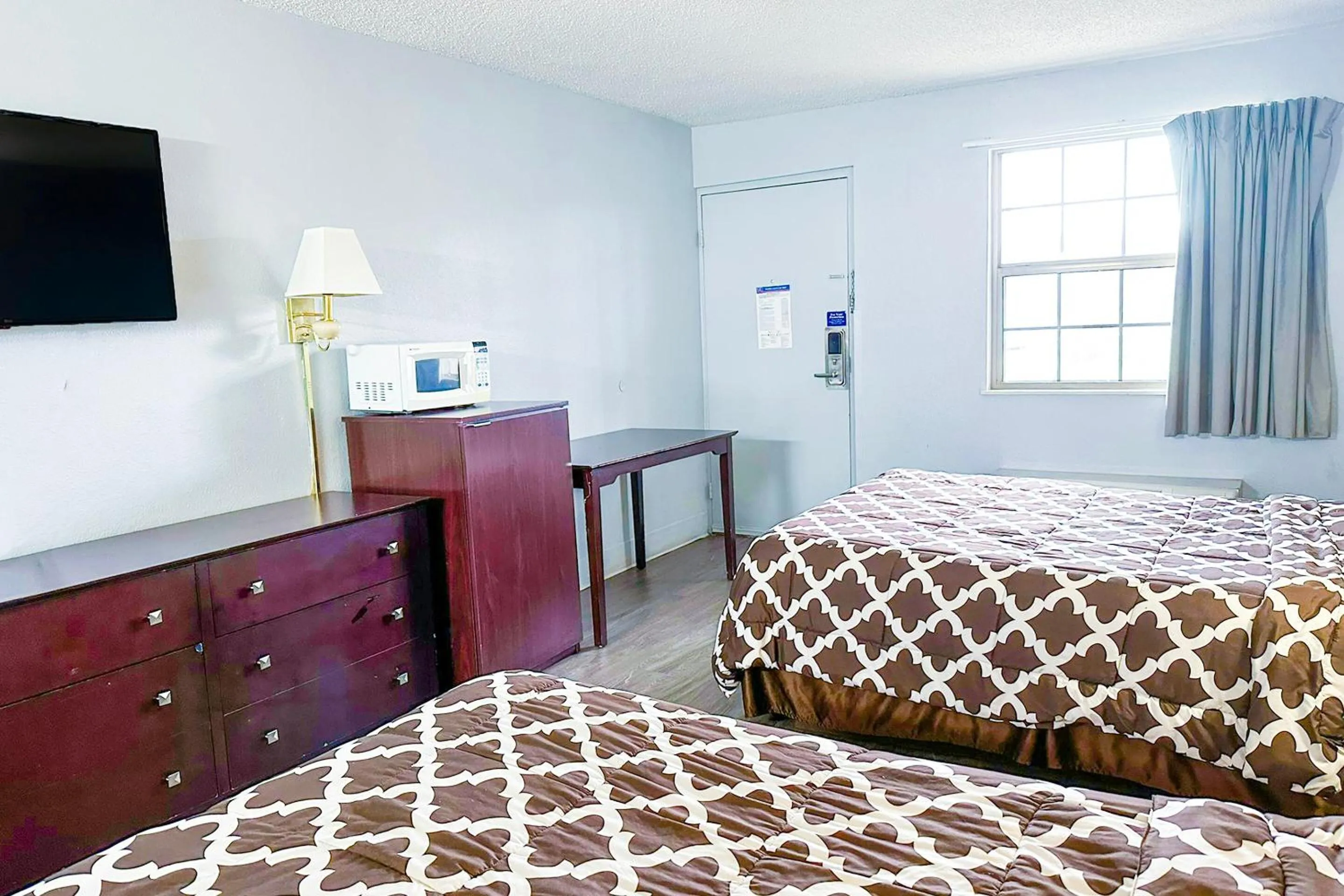 Bedroom, Bed in Happy Stay Inn Madisonville I-69 By OYO