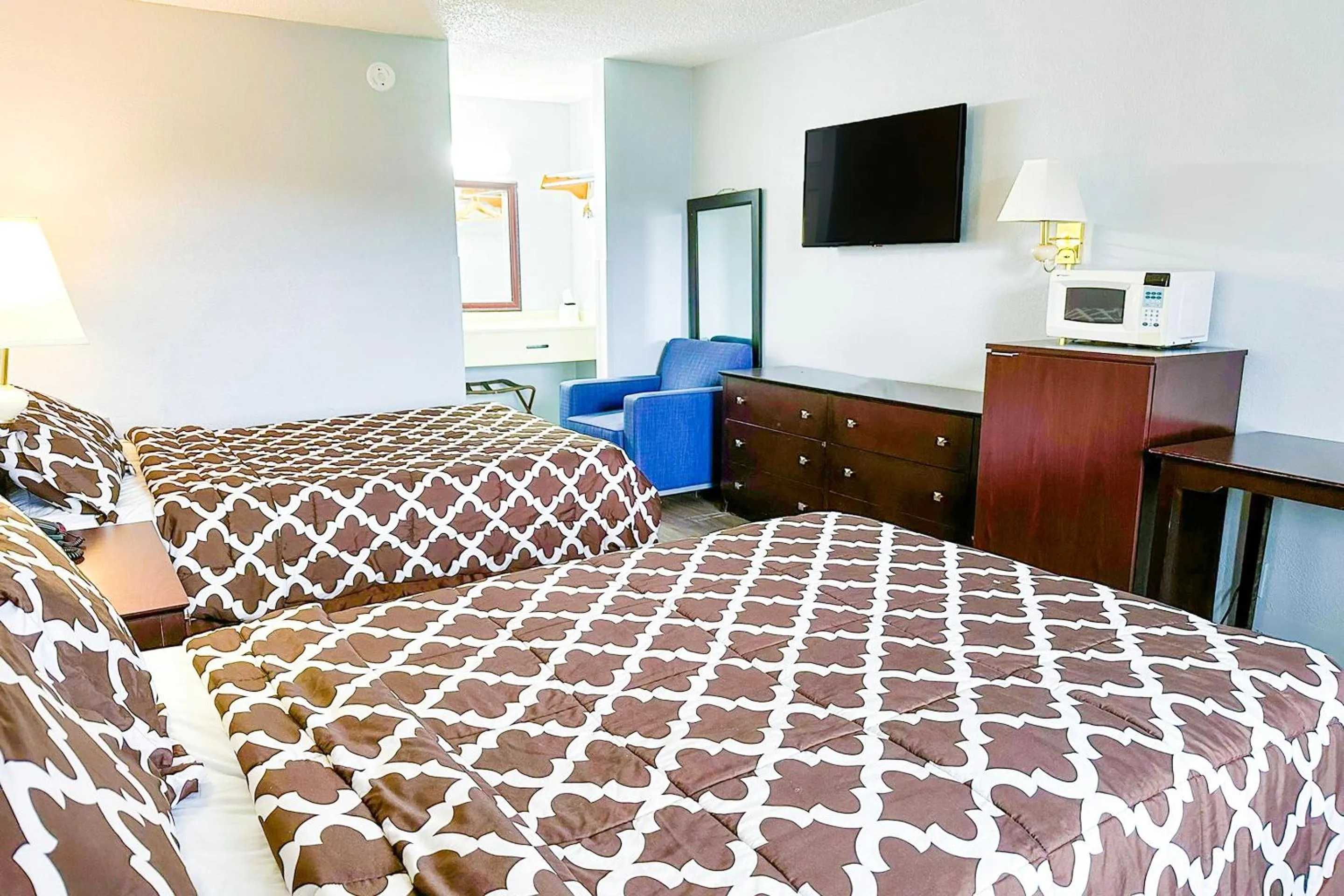 Bedroom, Bed in Happy Stay Inn Madisonville I-69 By OYO