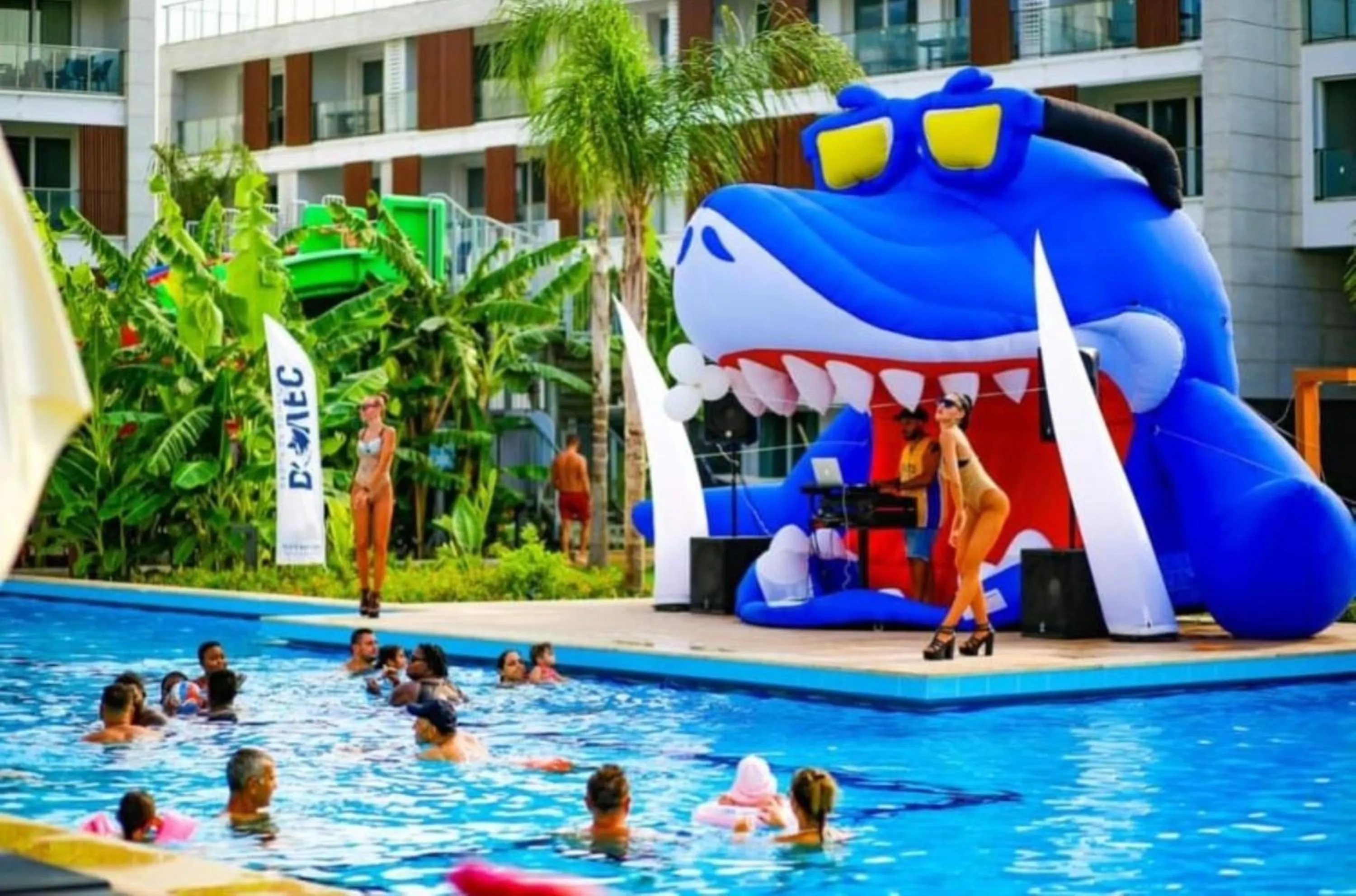 Swimming pool in Courtyard Long Beach Holiday Resort