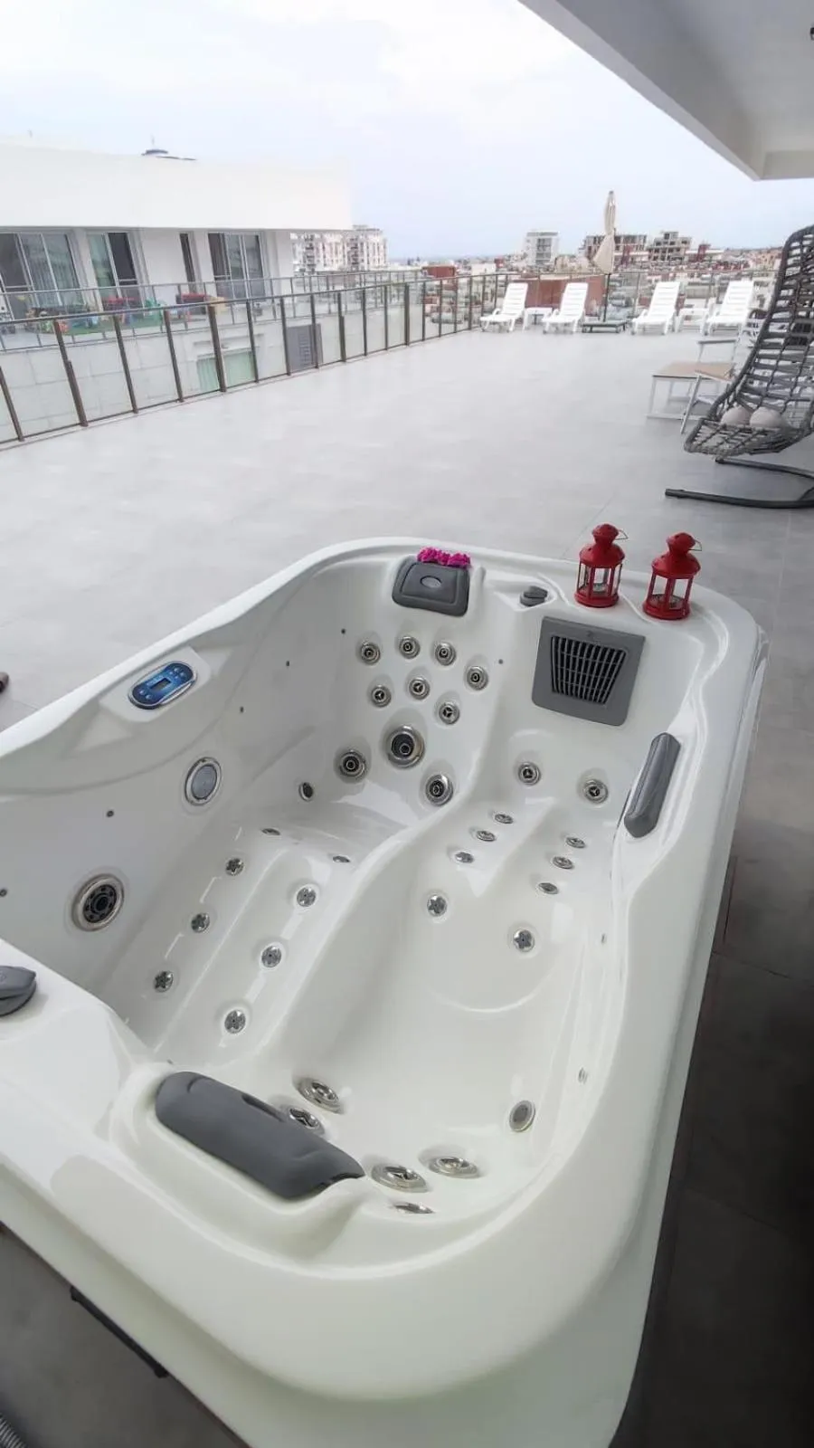 Hot Tub in Courtyard Long Beach Holiday Resort