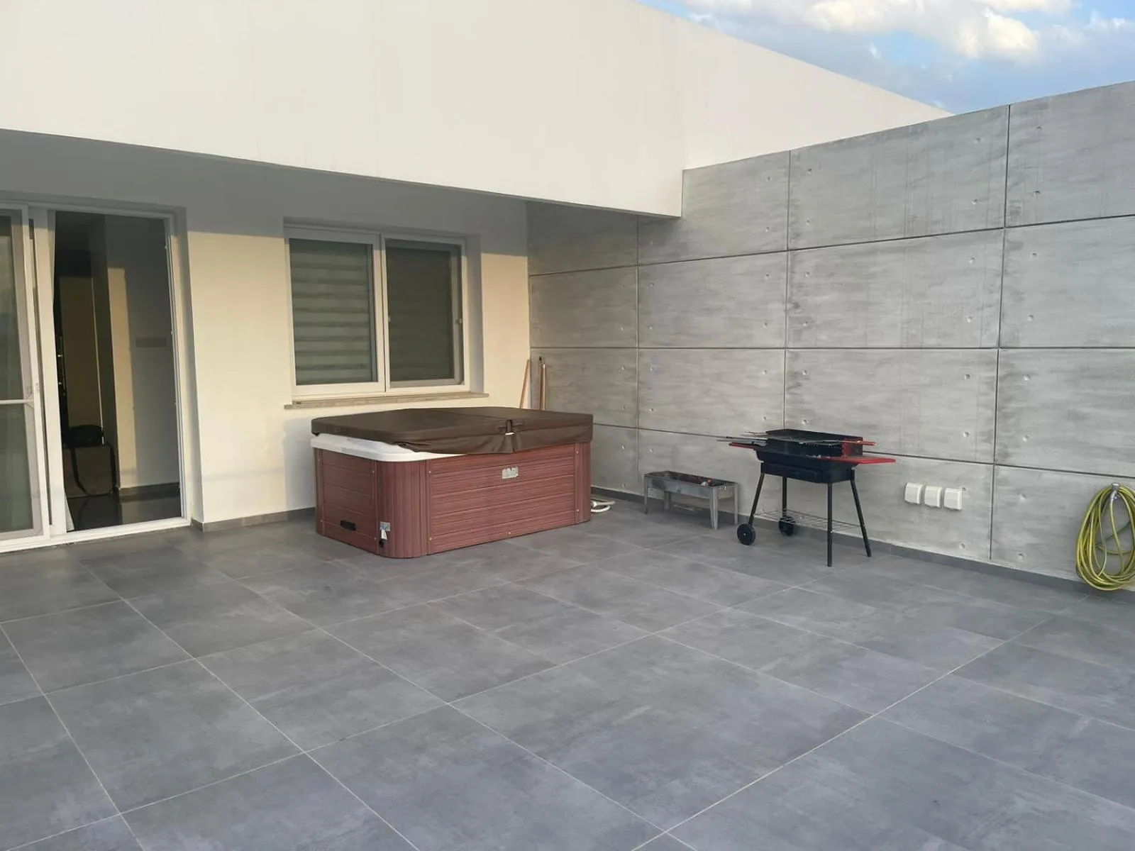 Hot Tub in Courtyard Long Beach Holiday Resort