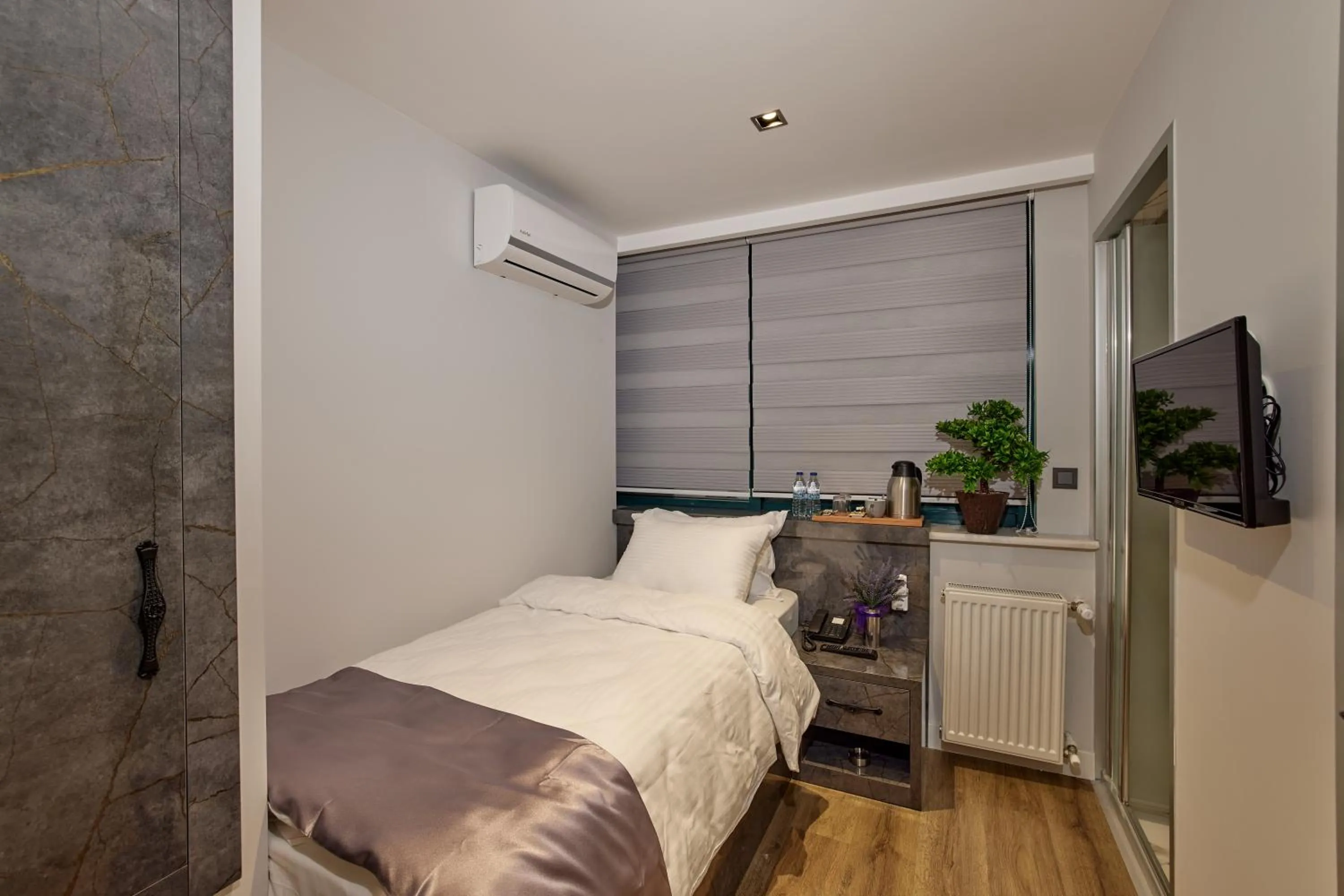 Photo of the whole room, Bed in The Bold Hotel