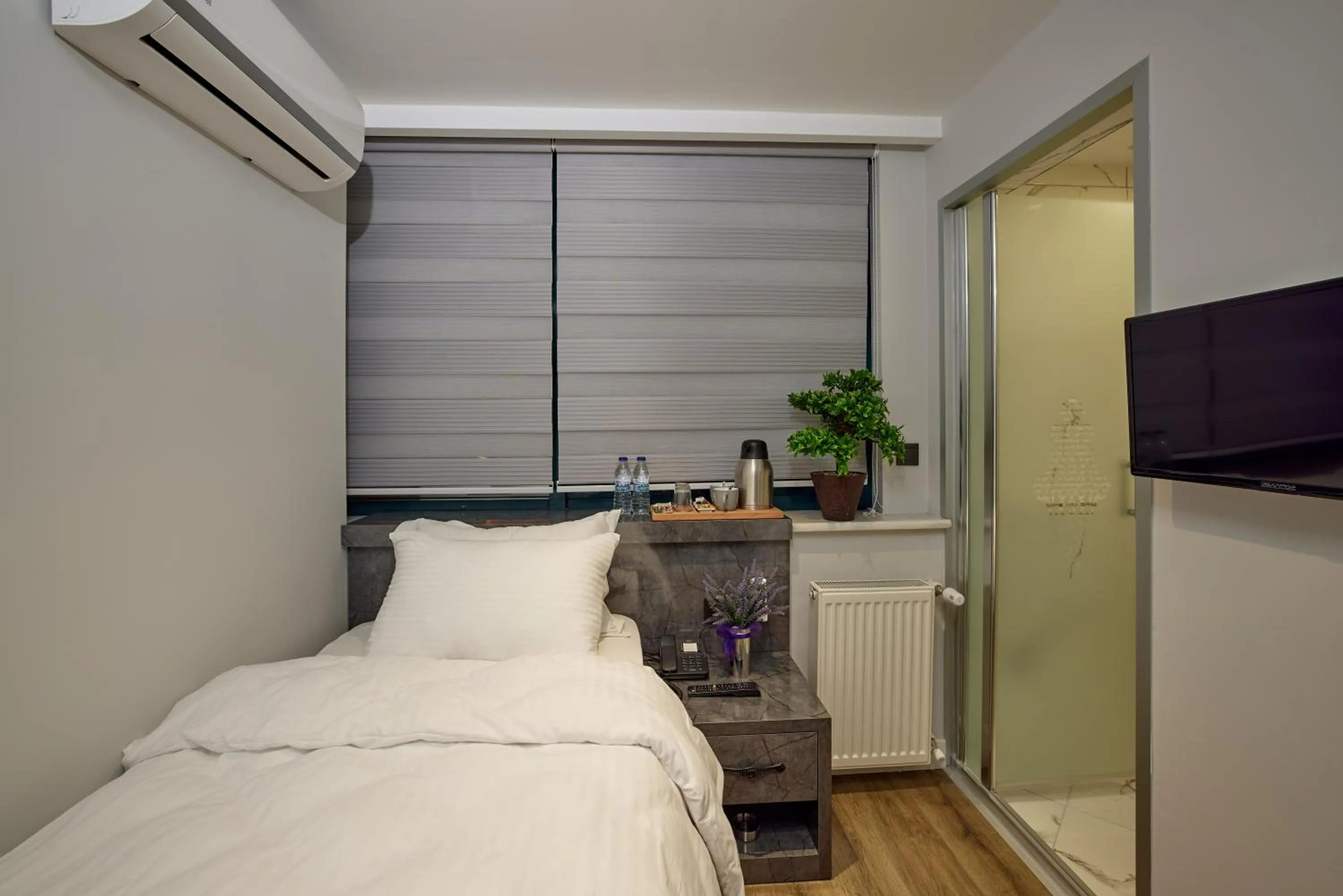 Photo of the whole room, Bed in The Bold Hotel