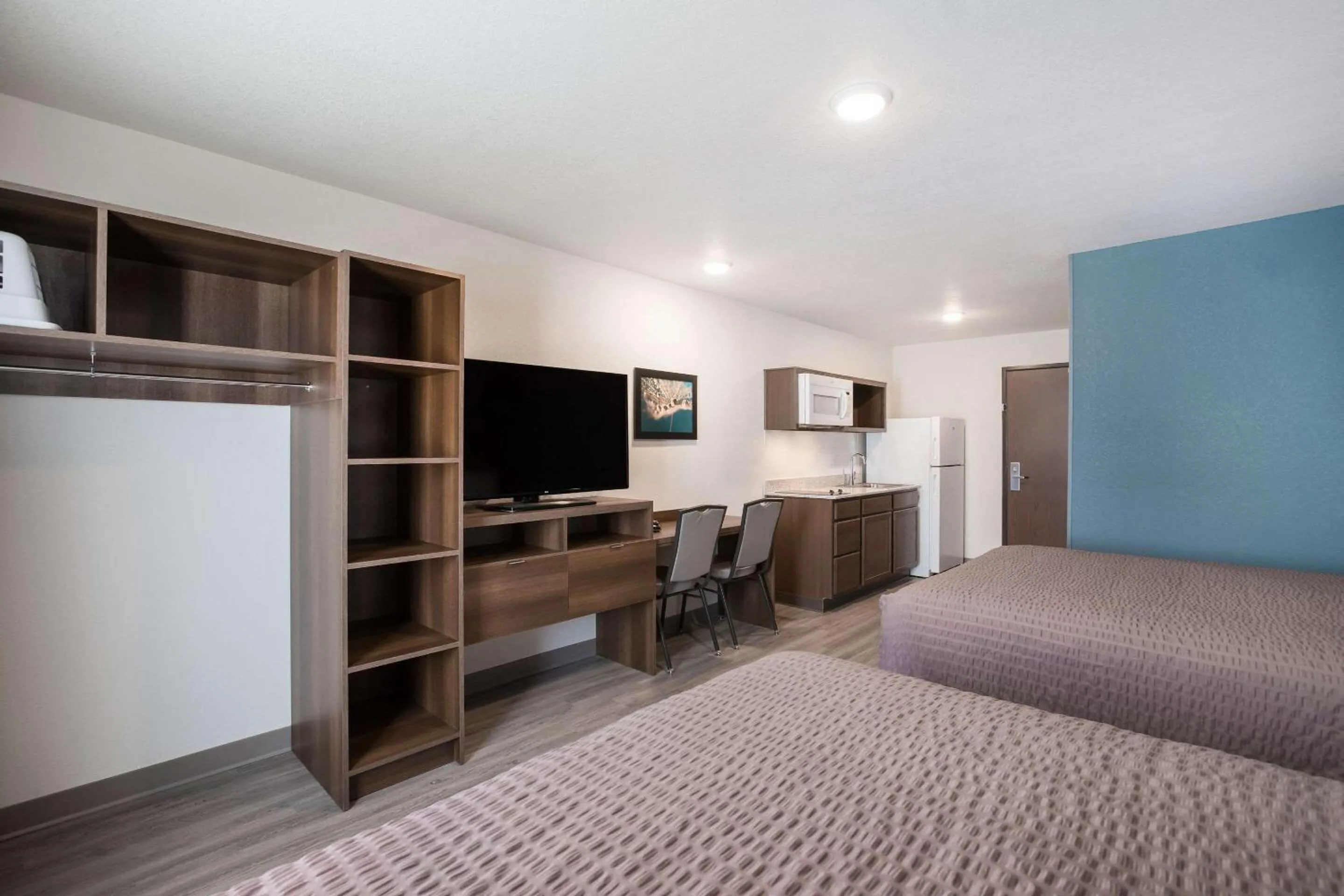 Kitchen or kitchenette, Bed in WoodSpring Suites Detroit Madison Heights