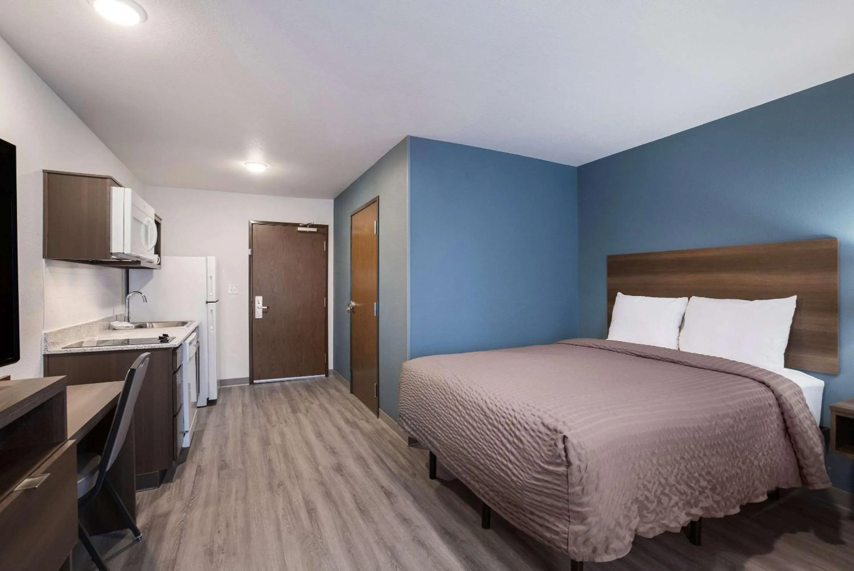Bed in WoodSpring Suites Detroit Madison Heights