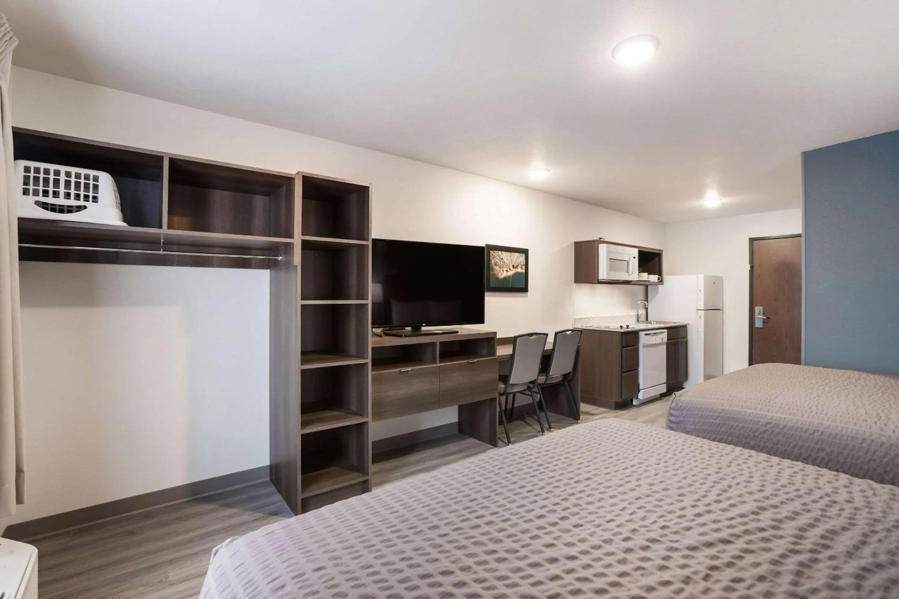 Kitchen or kitchenette, Bed in WoodSpring Suites Detroit Madison Heights