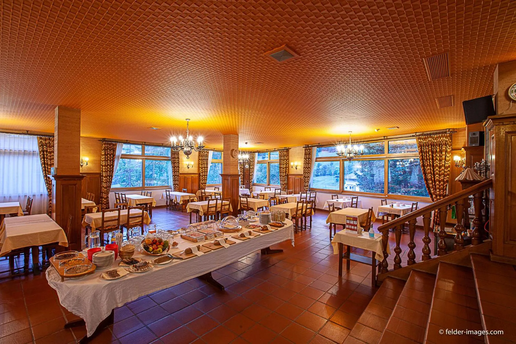 Restaurant/places to eat in Hotel Astoria