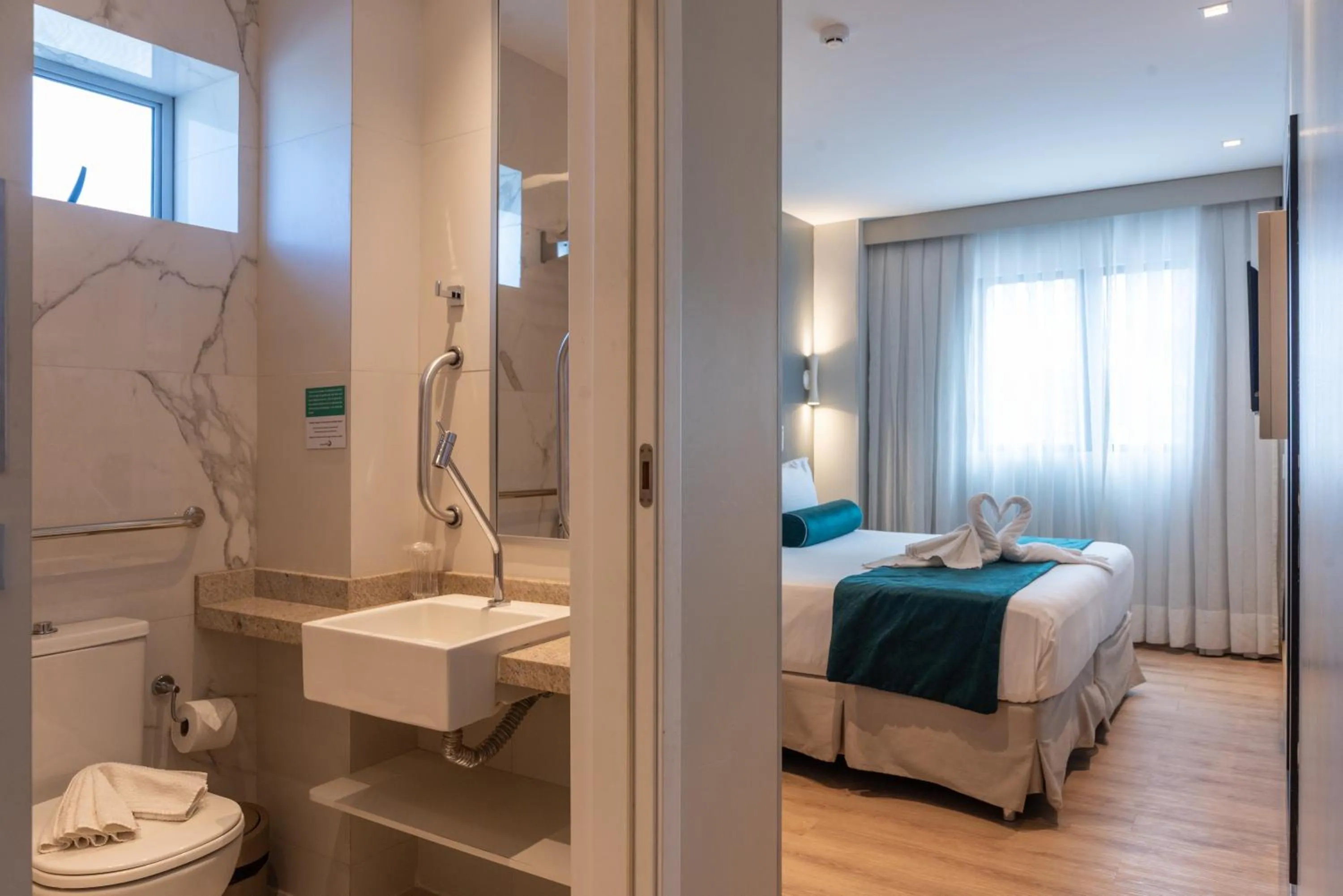 Bathroom, Bed in Hotel Água de Coco