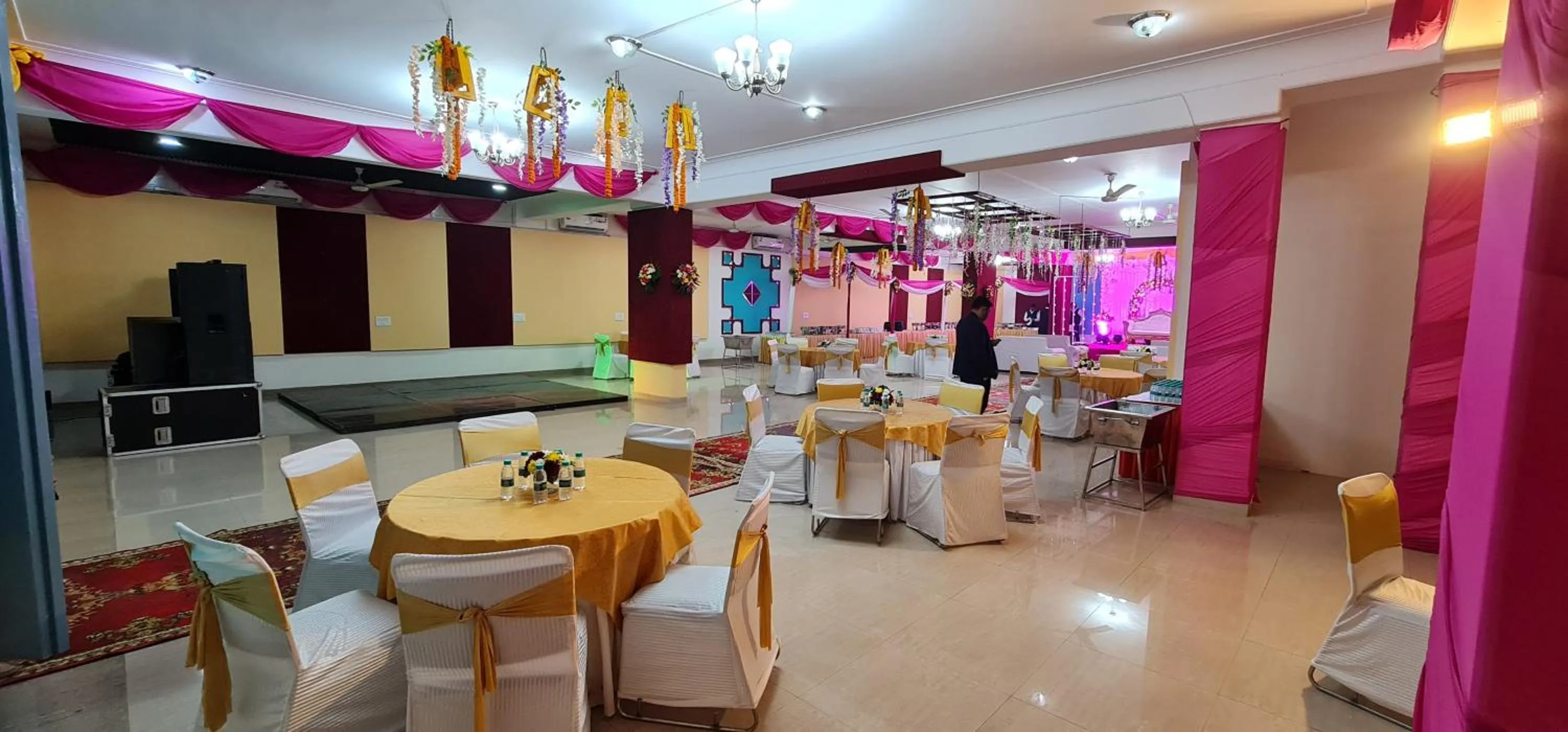 Nook Inn & Suites - MG ROAD METRO