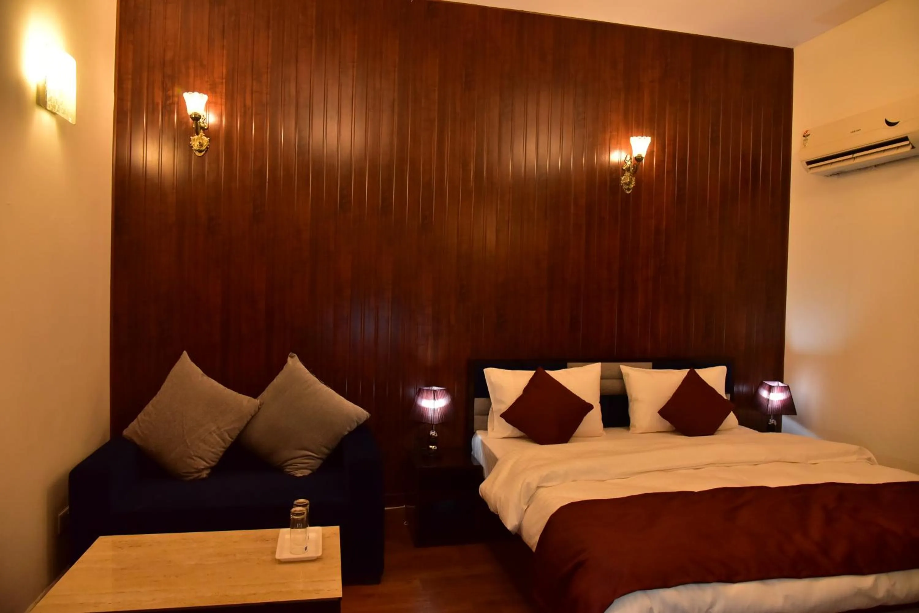 Bed in Nook Inn & Suites - MG ROAD METRO