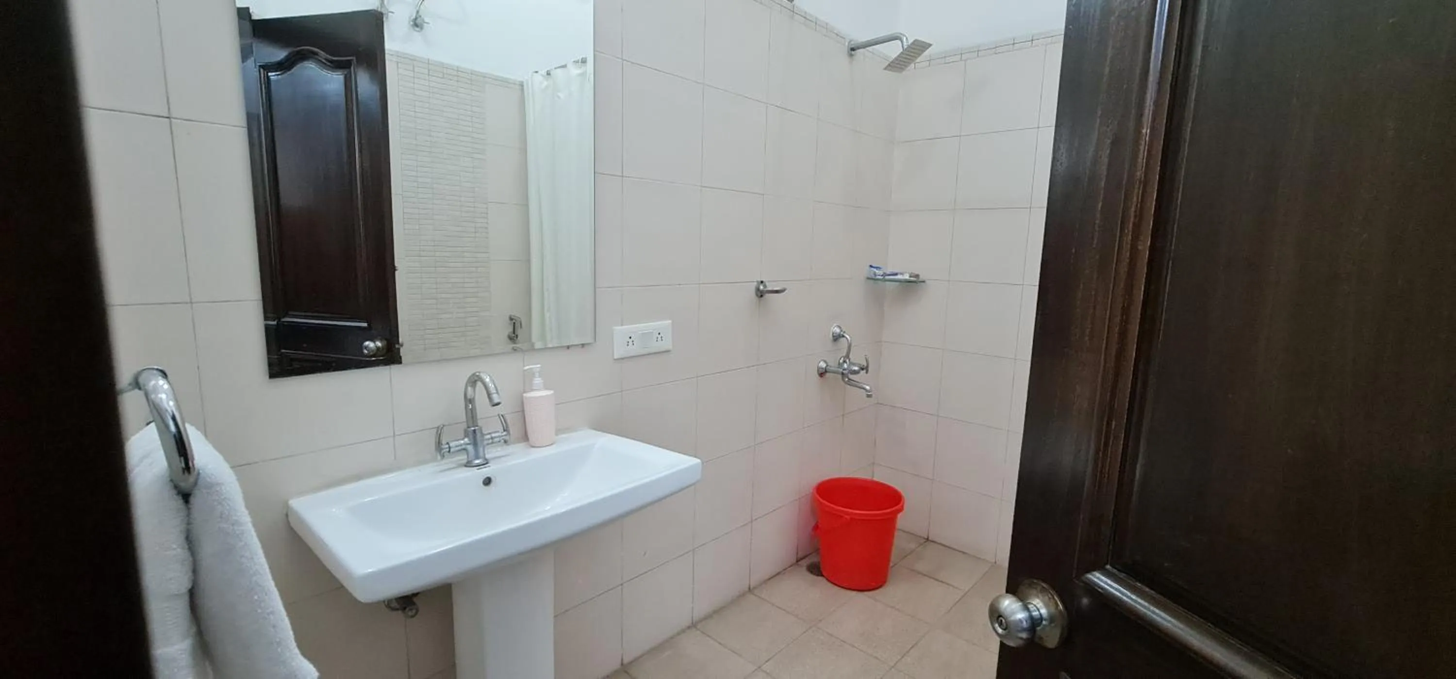 Nook Inn & Suites - MG ROAD METRO