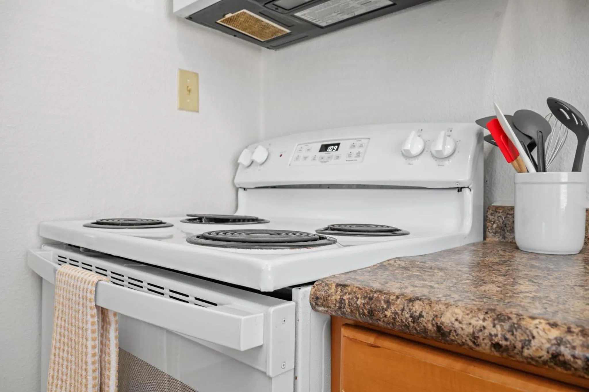 Kitchen or kitchenette in The Flats on Florida St - Super Comfy 2-Bedroom Apartments