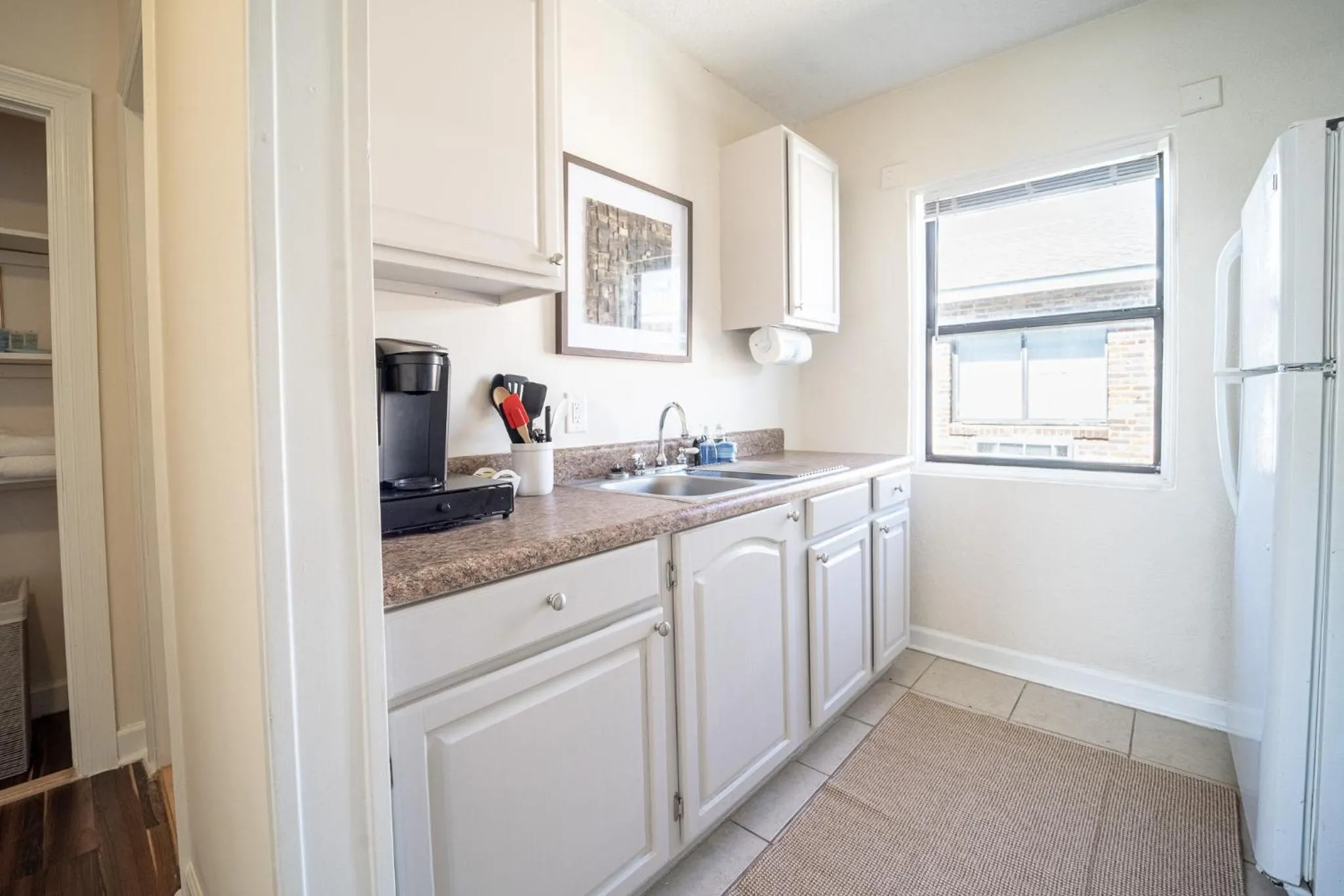 Kitchen or kitchenette in The Flats on Florida St - Super Comfy 2-Bedroom Apartments