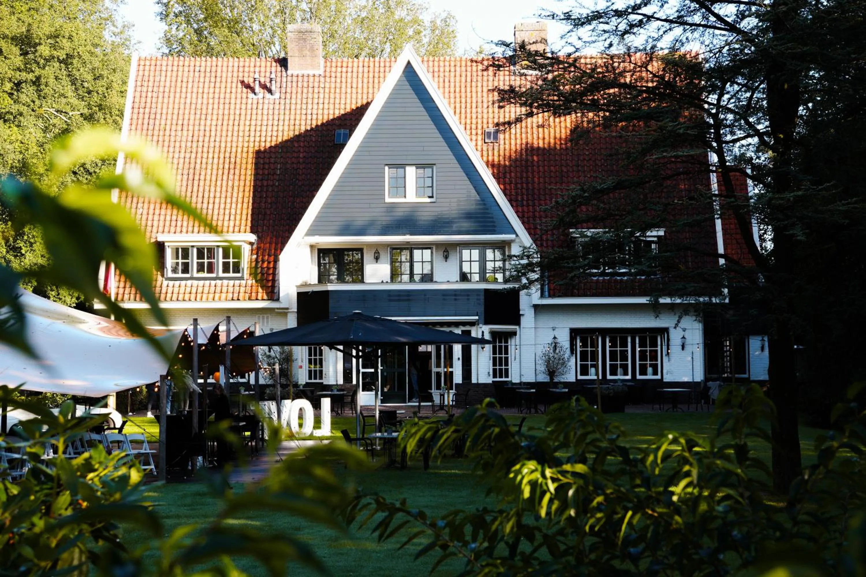 Property building in Hotel De Barones