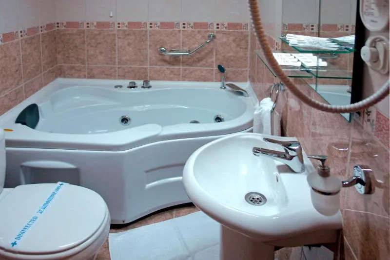 Deluxe Double Room with Balcony and Lake View in Hotel Garden