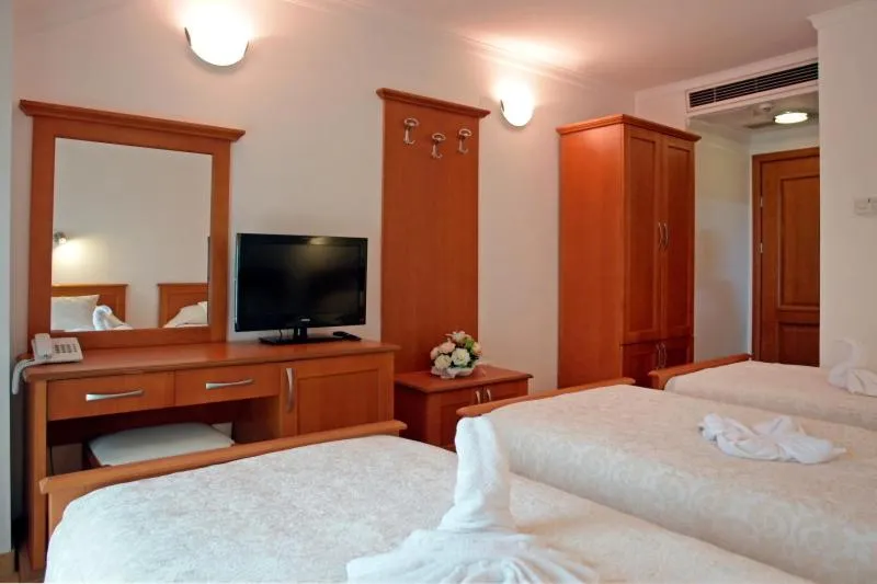 Triple Room with Balcony and Lake View in Hotel Garden