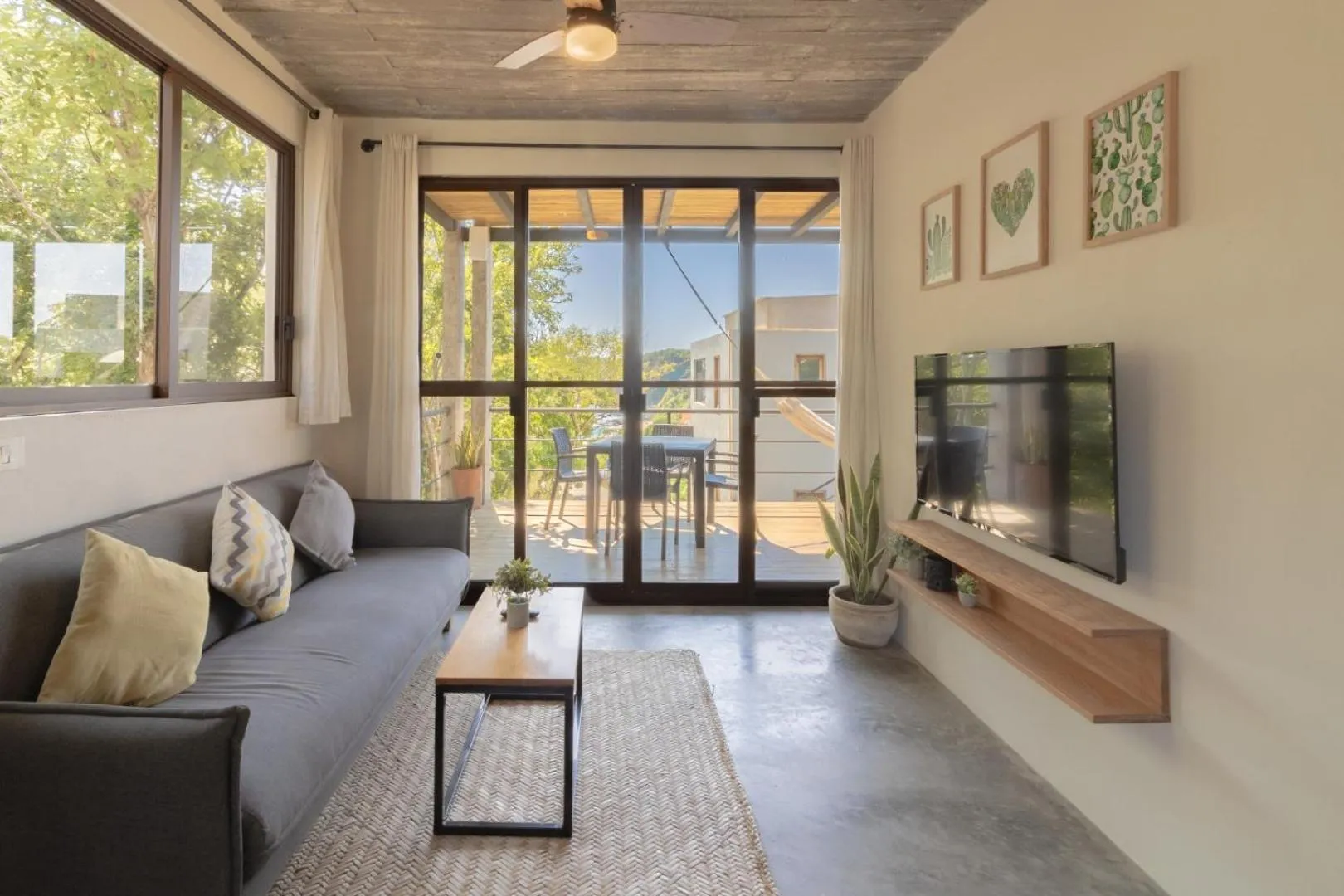 TV and multimedia in Casa Mauna Boutique Hotel