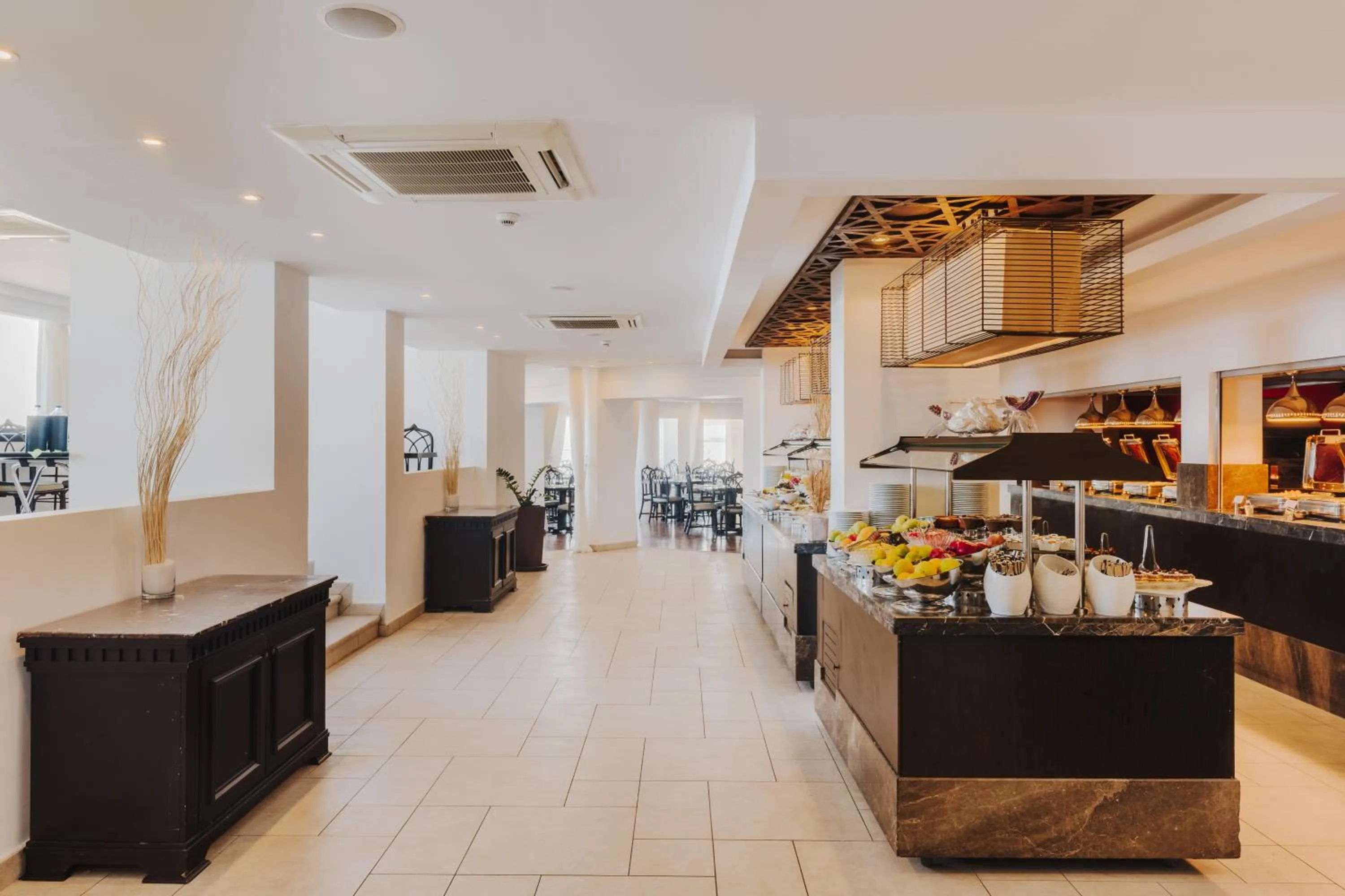 Restaurant/places to eat in Arkin Palm Beach Hotel