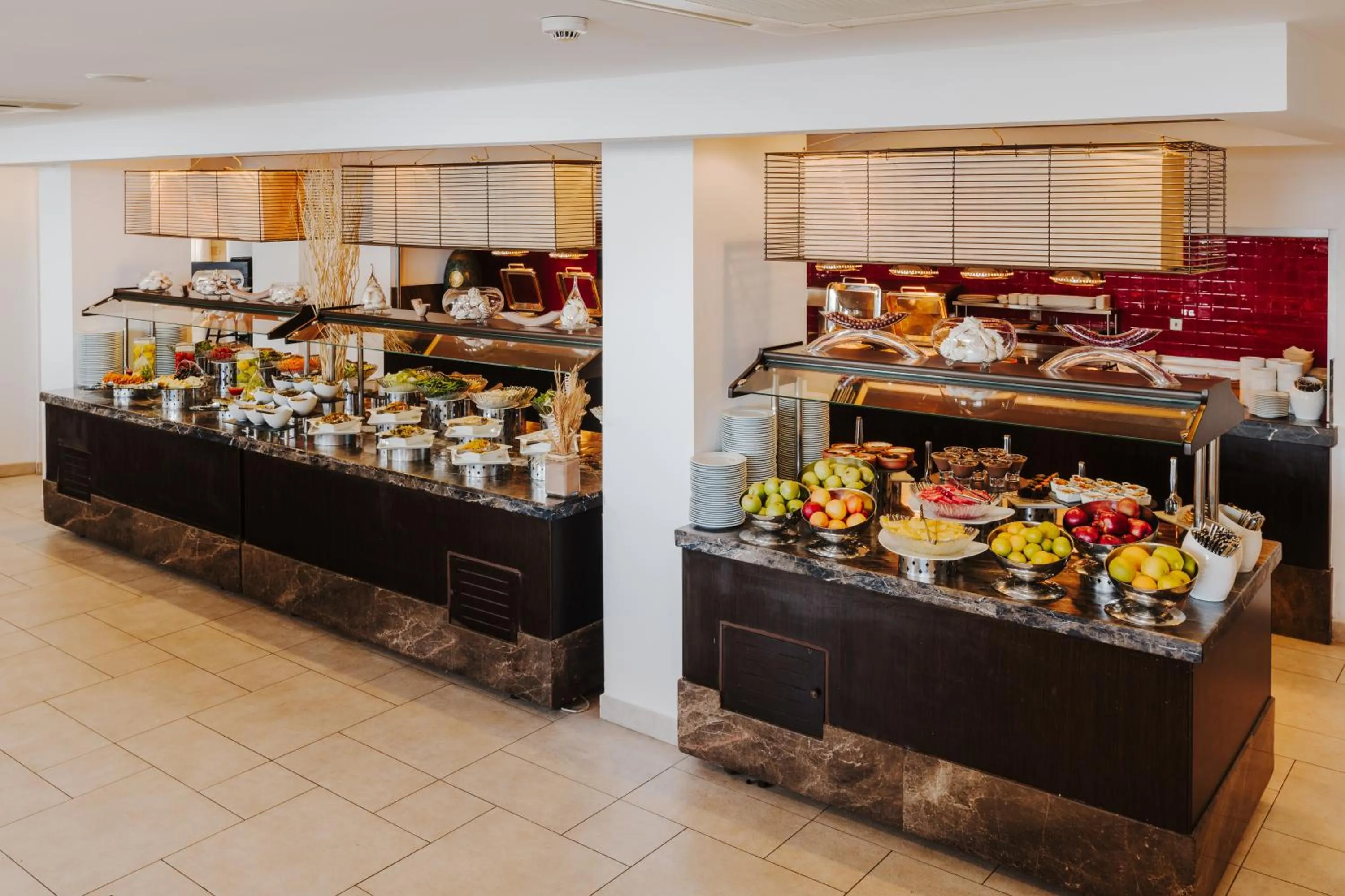 Restaurant/places to eat in Arkin Palm Beach Hotel