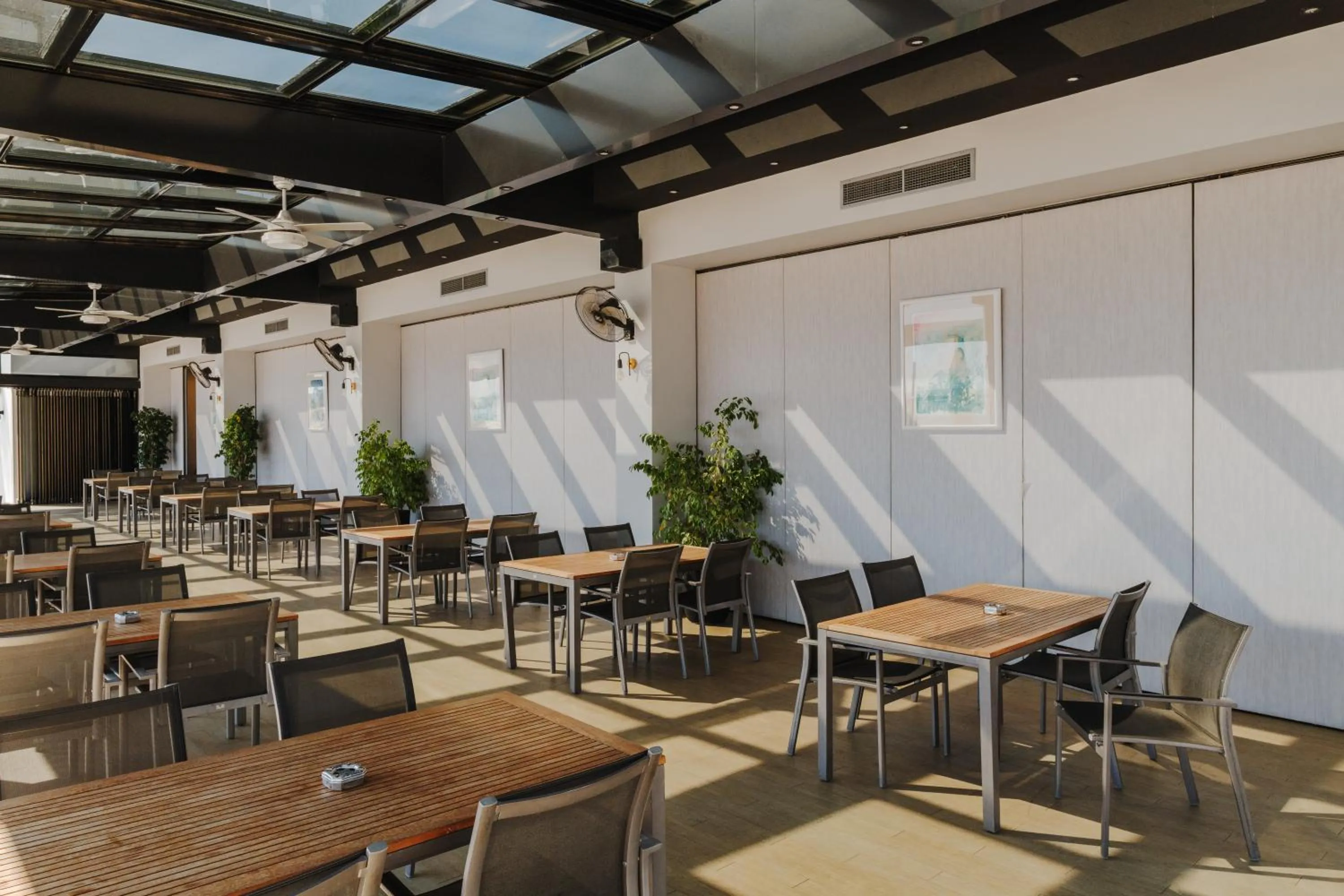 Restaurant/places to eat in Arkin Palm Beach Hotel