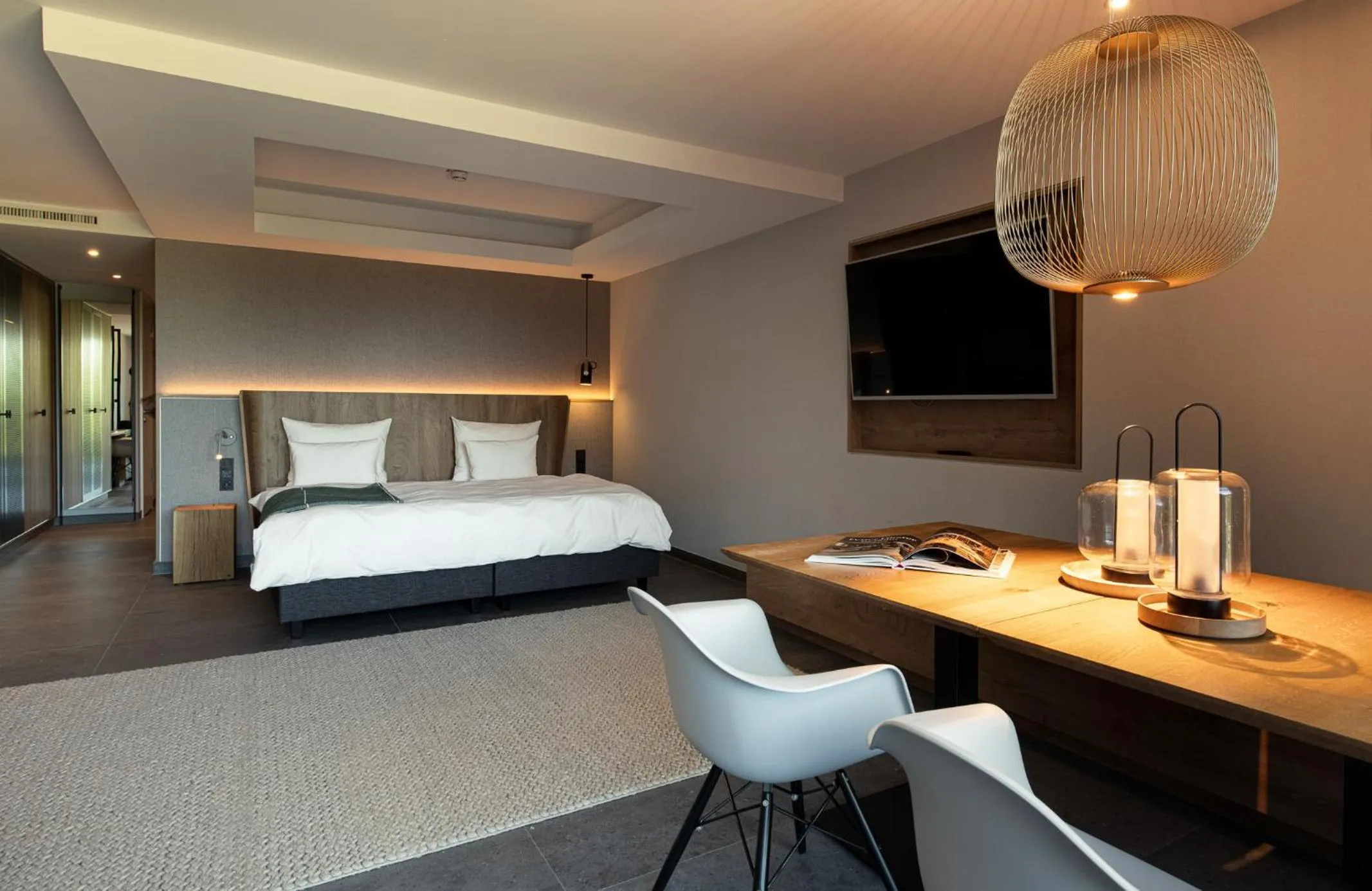 Photo of the whole room, Bed in Hotel VierJahreszeiten am Seilersee