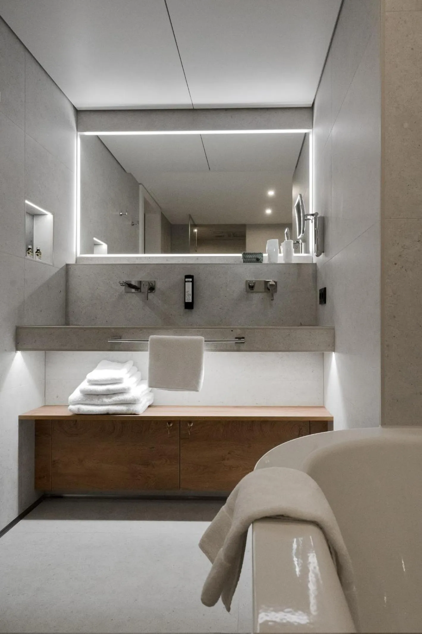 Bathroom, Bed in Hotel VierJahreszeiten am Seilersee