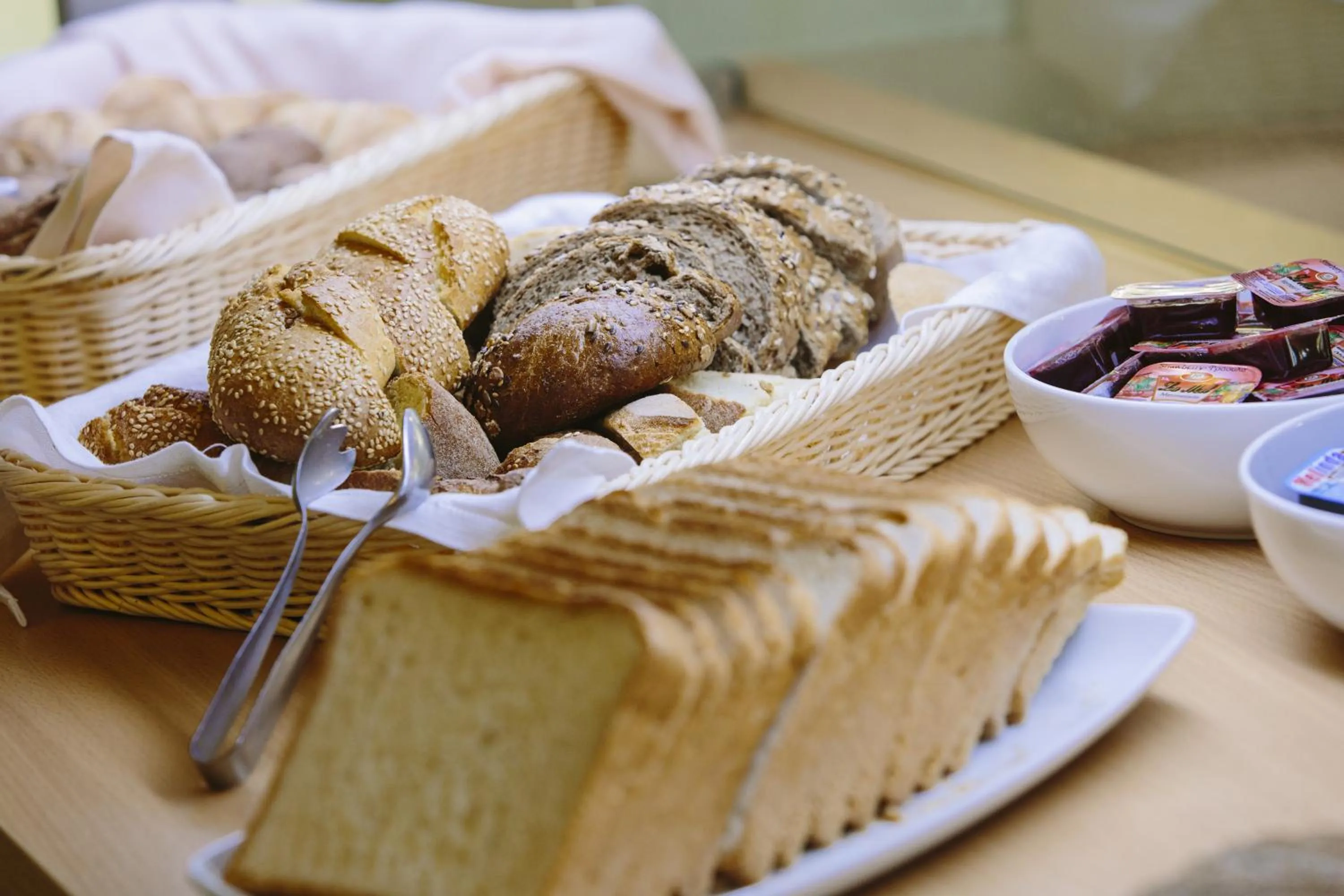 Restaurant/places to eat in HOTEL SISSY