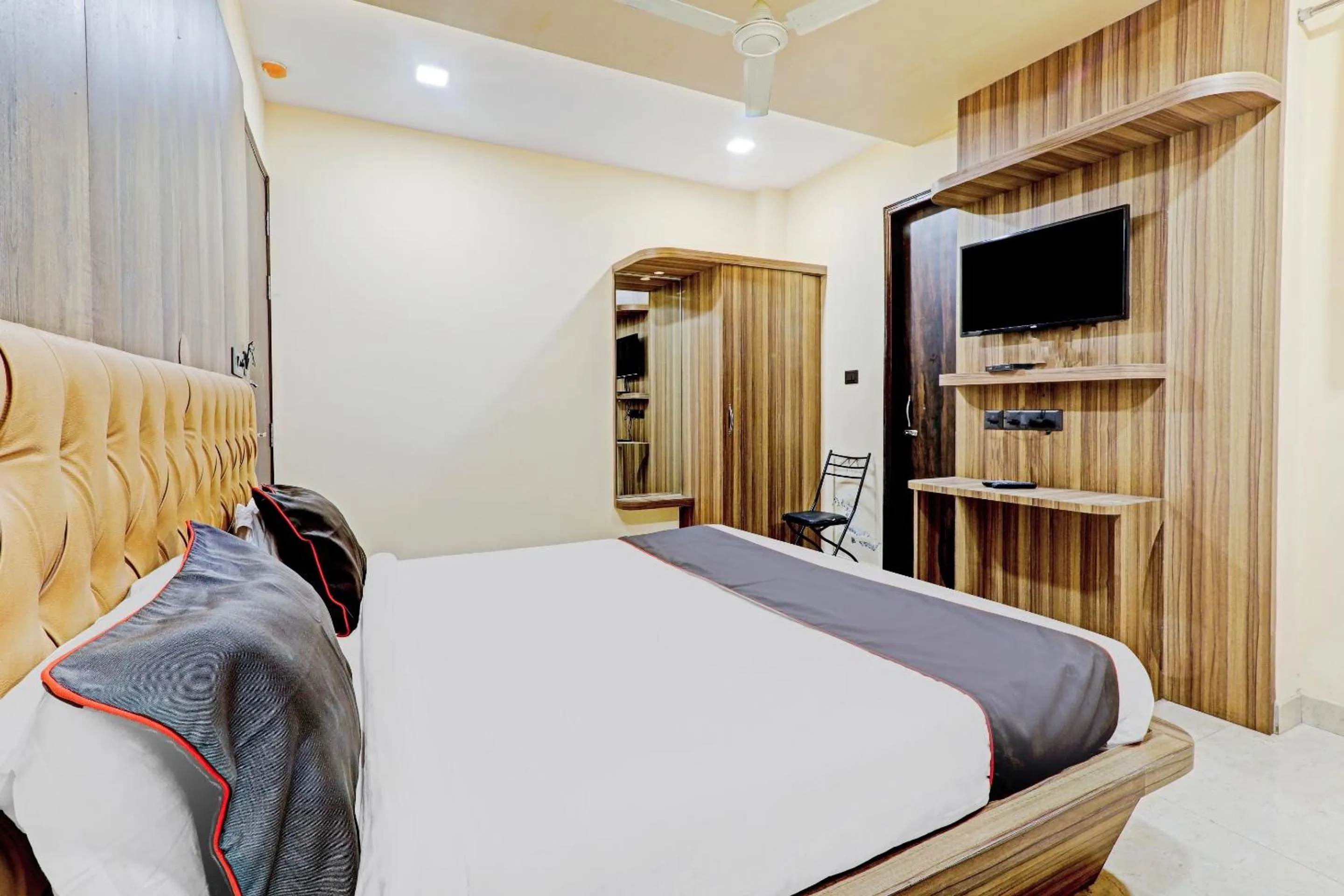 Bathroom, Bed in Townhouse Jayati Oasis Inn