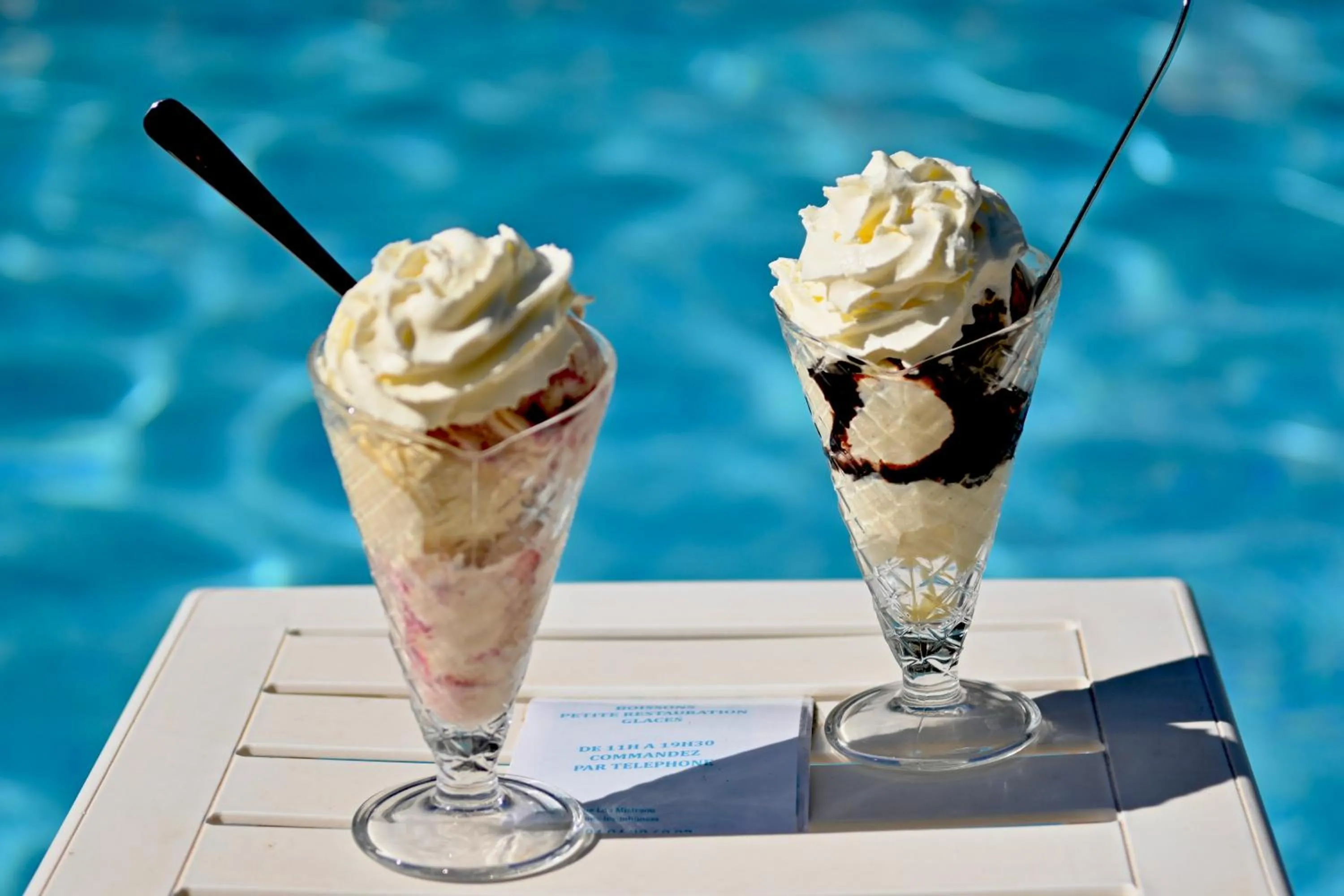 Lounge or bar in Les Jardins de Bormes, hôtel adult only avec sauna & jacuzzi