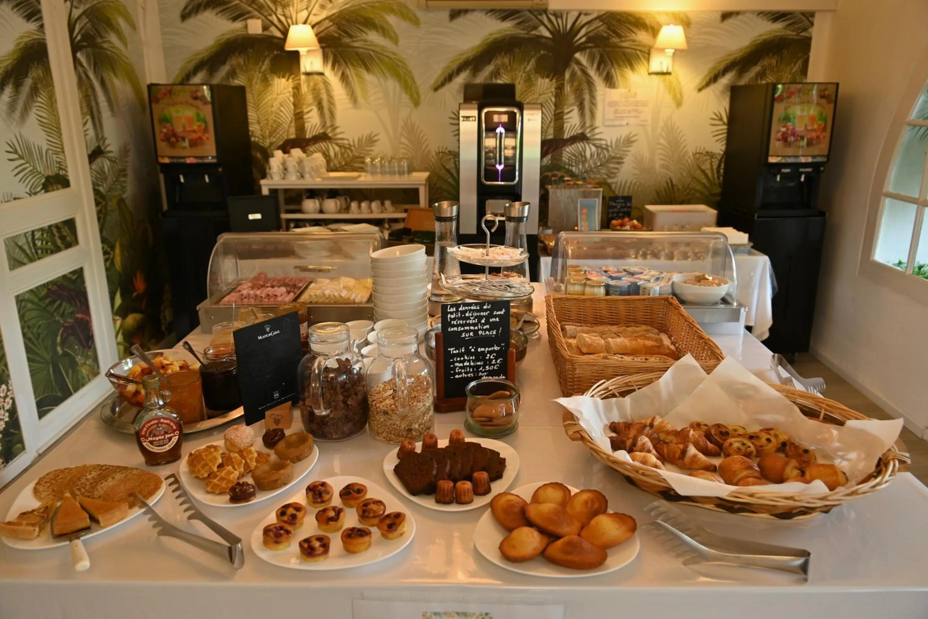 Buffet breakfast in Les Jardins de Bormes, hôtel adult only avec sauna & jacuzzi