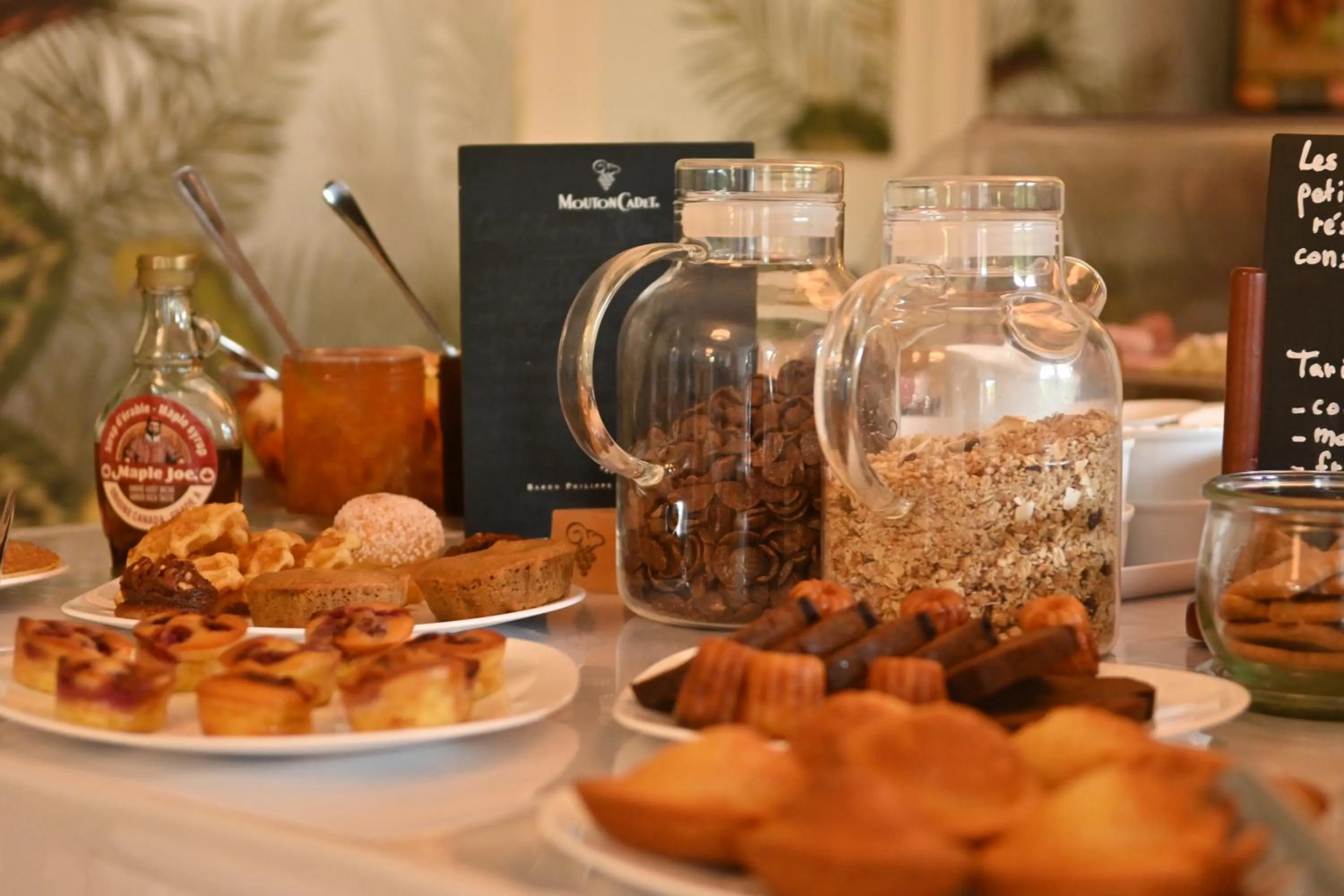 Buffet breakfast in Les Jardins de Bormes, hôtel adult only avec sauna & jacuzzi