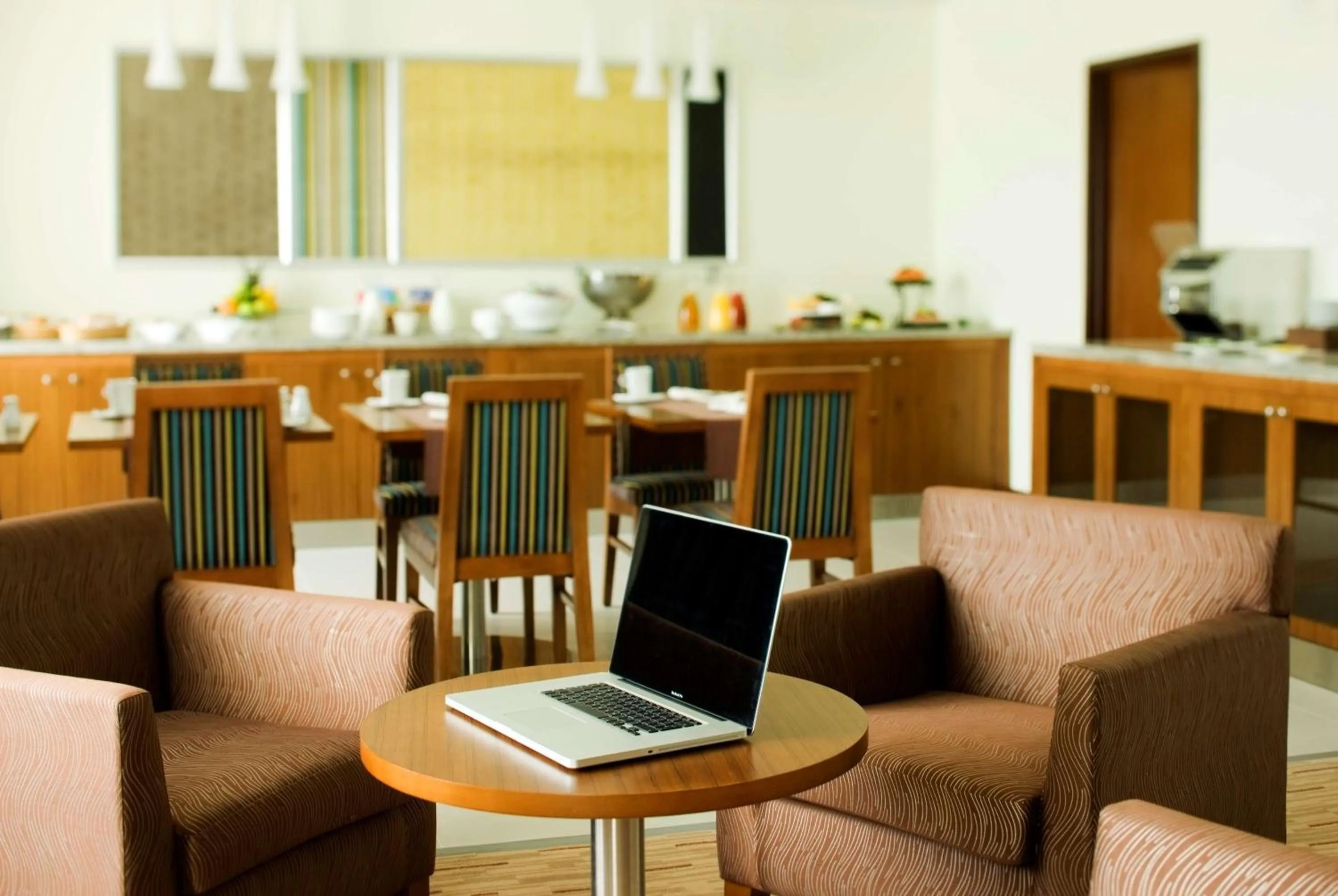 Lounge or bar in Radisson Blu Hotel, Muscat