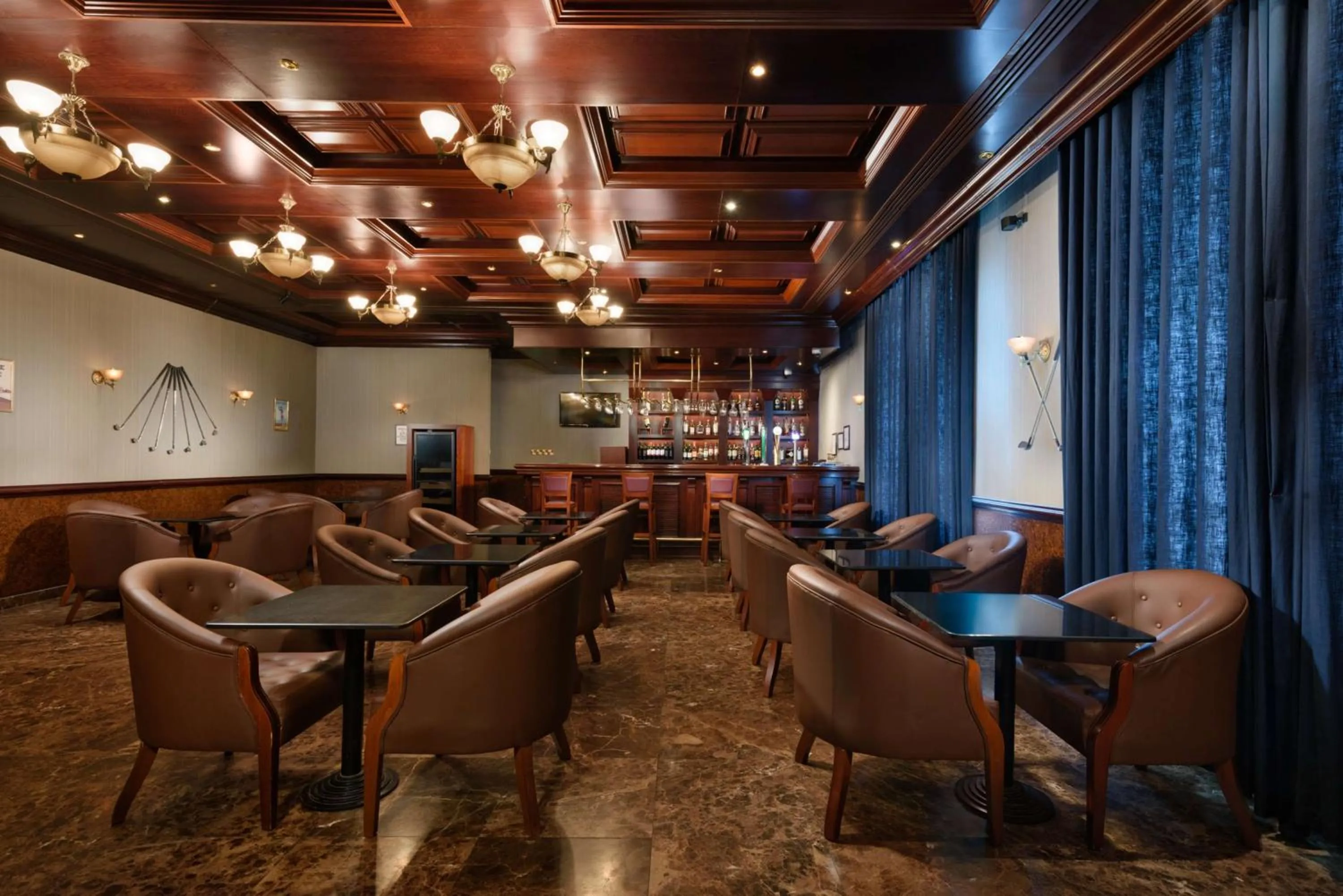 Lounge or bar in Radisson Blu Hotel, Muscat