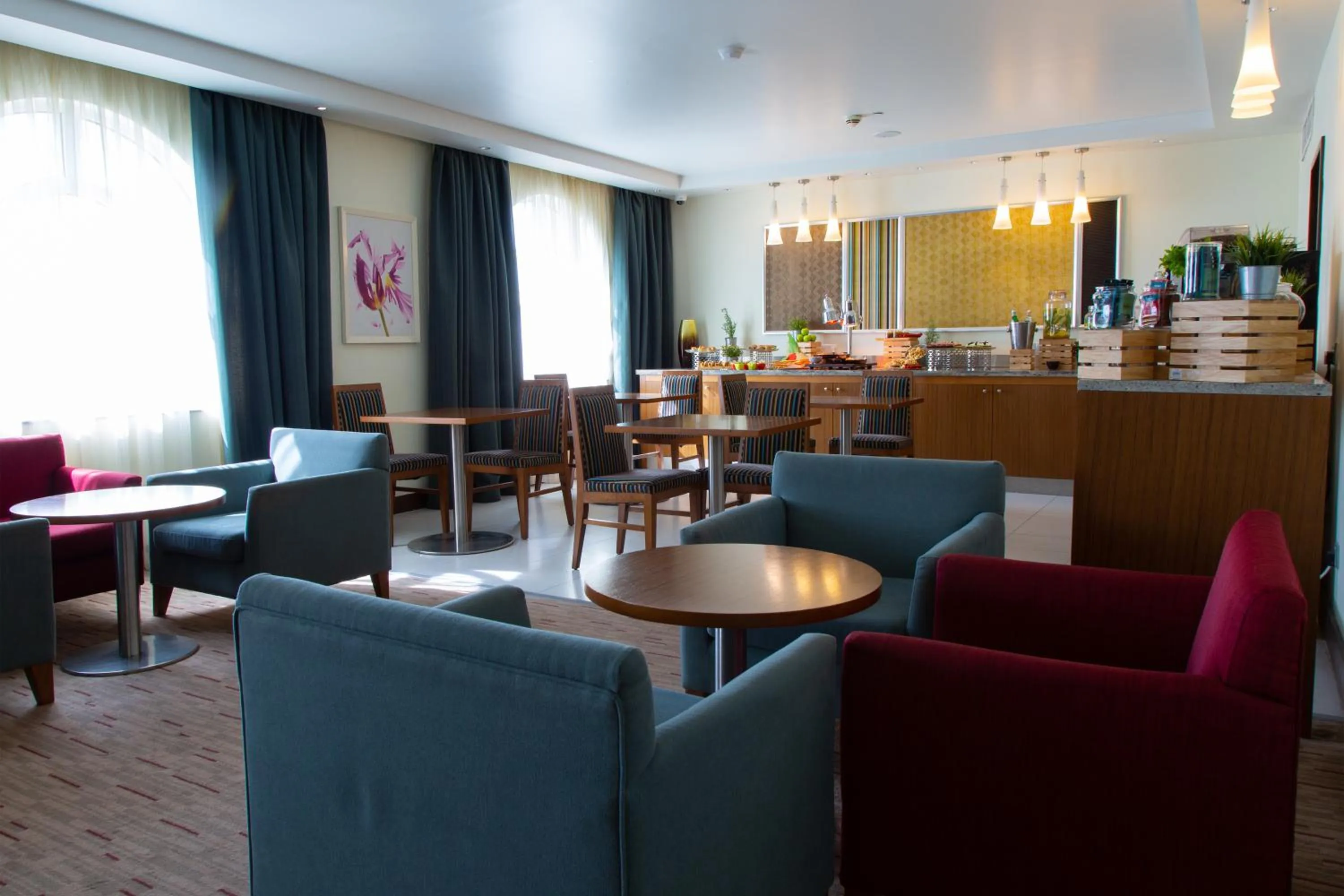 Lounge or bar in Radisson Blu Hotel, Muscat