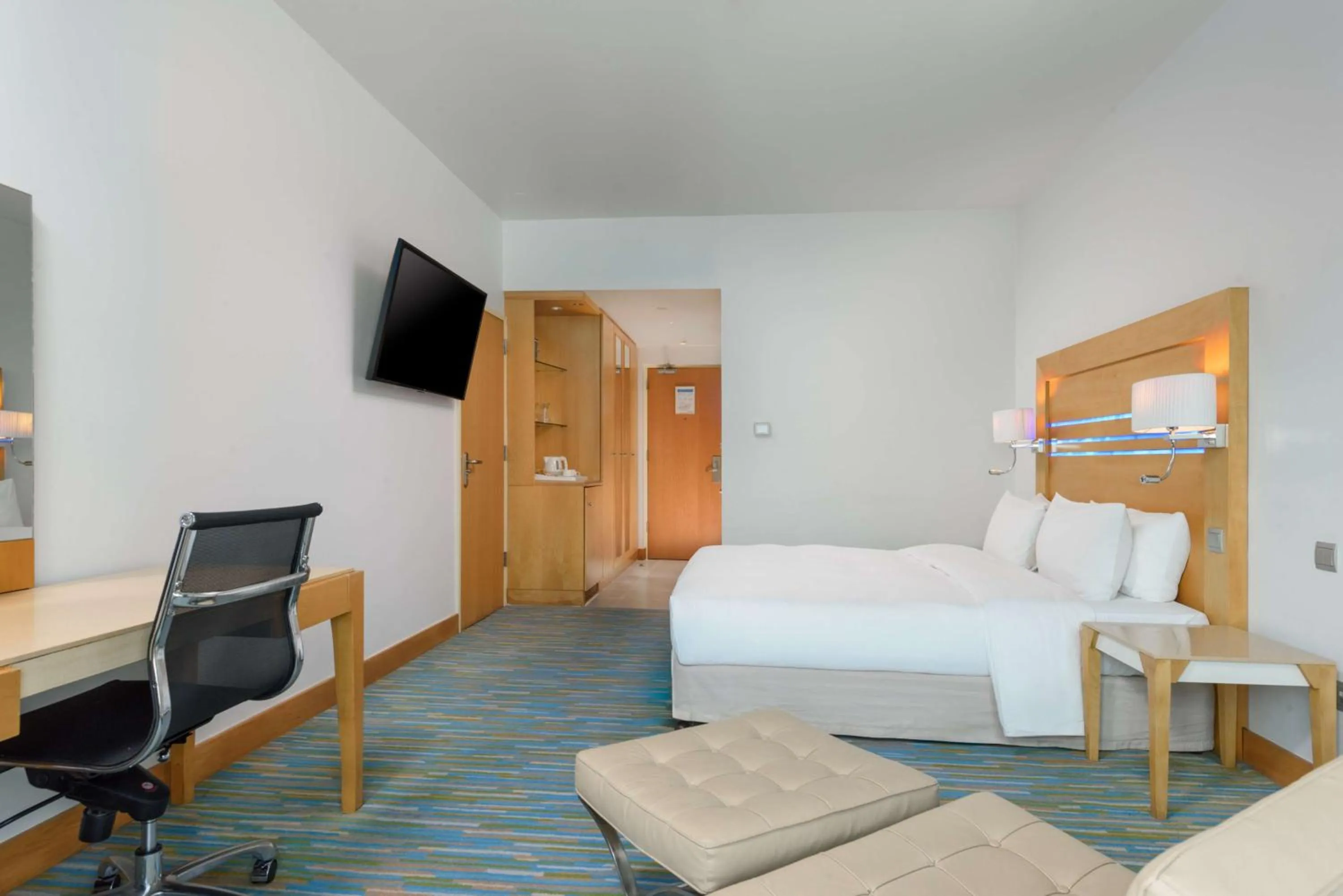 Bedroom, Bed in Radisson Blu Hotel, Muscat