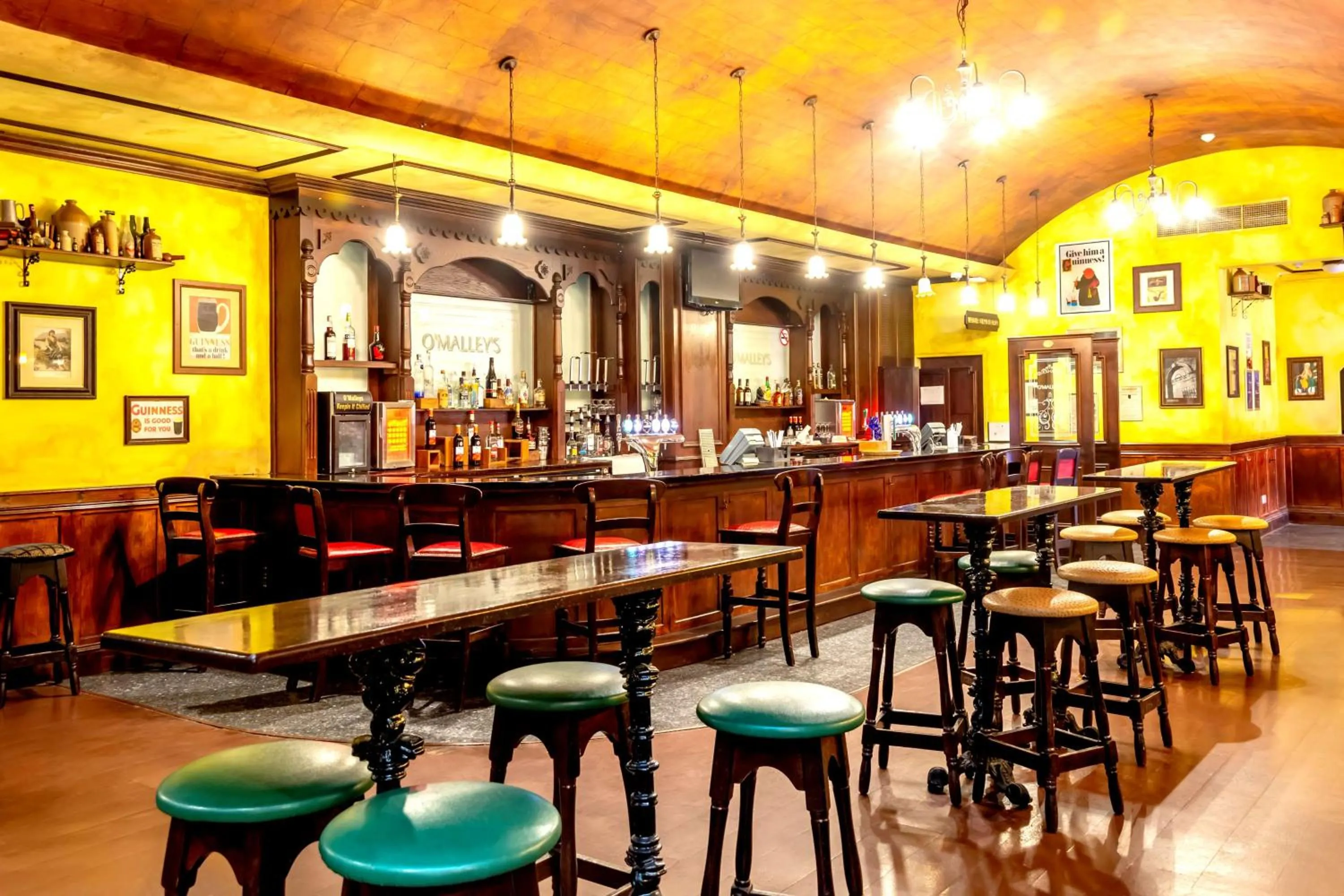 Lounge or bar in Radisson Blu Hotel, Muscat